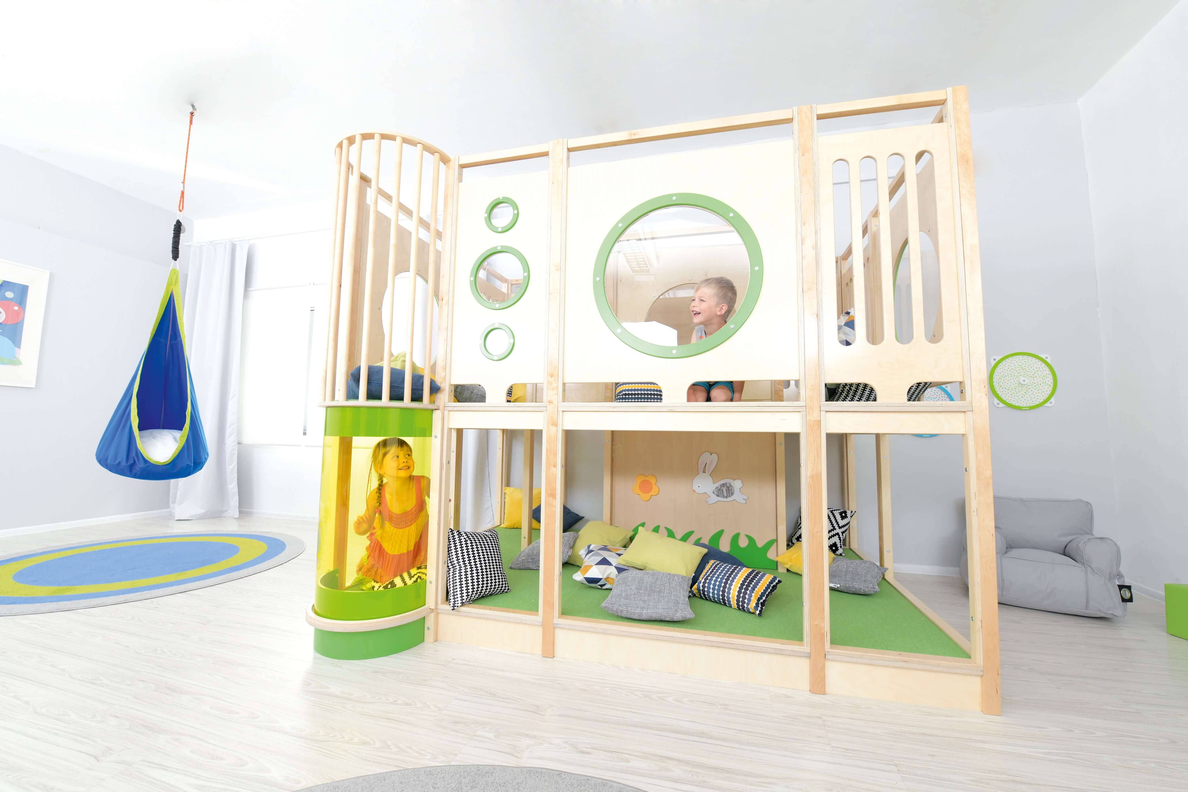 Kindergarten Hochebene Ben von vorne unten mit spielenden Kindern