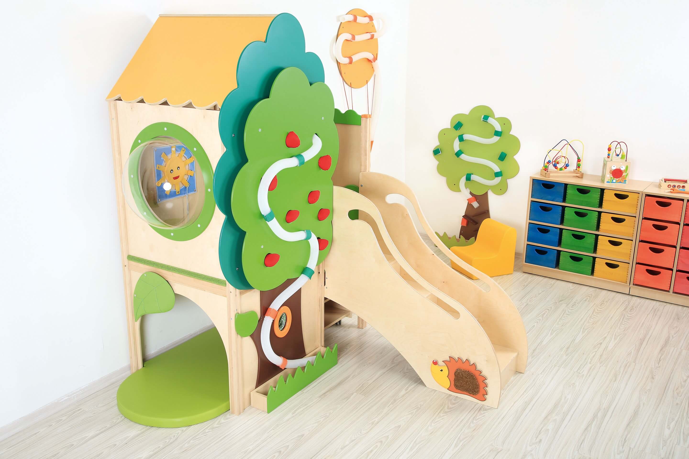 Kindergarten Spielpodest Baumhaus im Gruppenraum