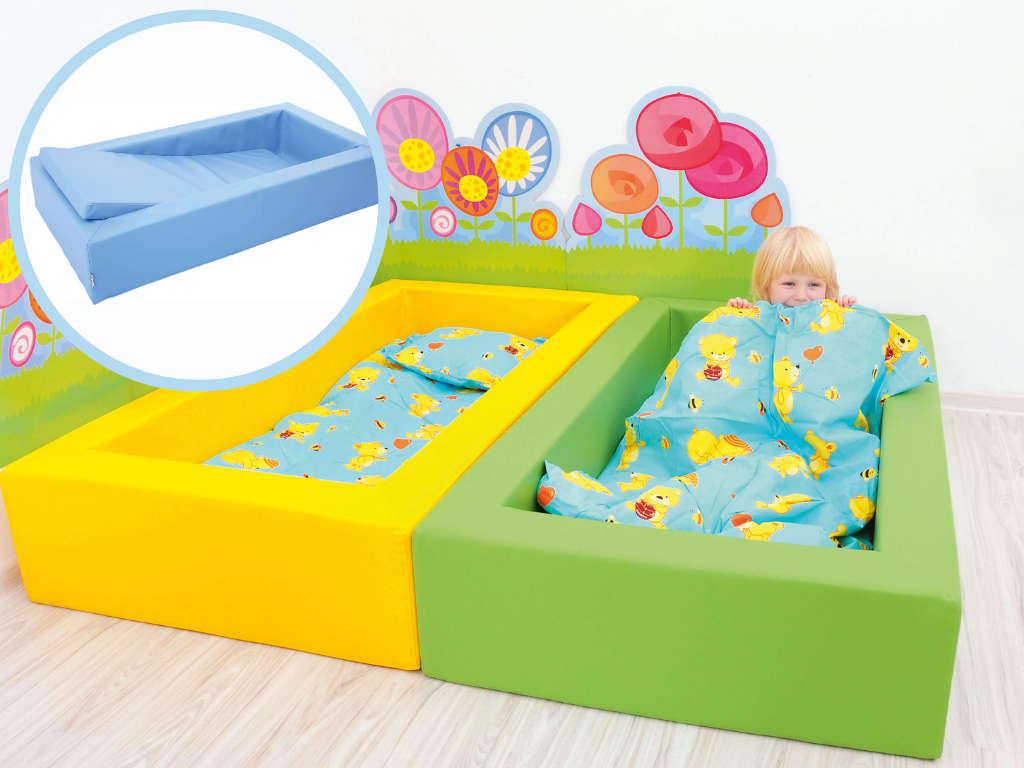 Ruheraum Krippenbett aus Schaumstoff kind liegt drin