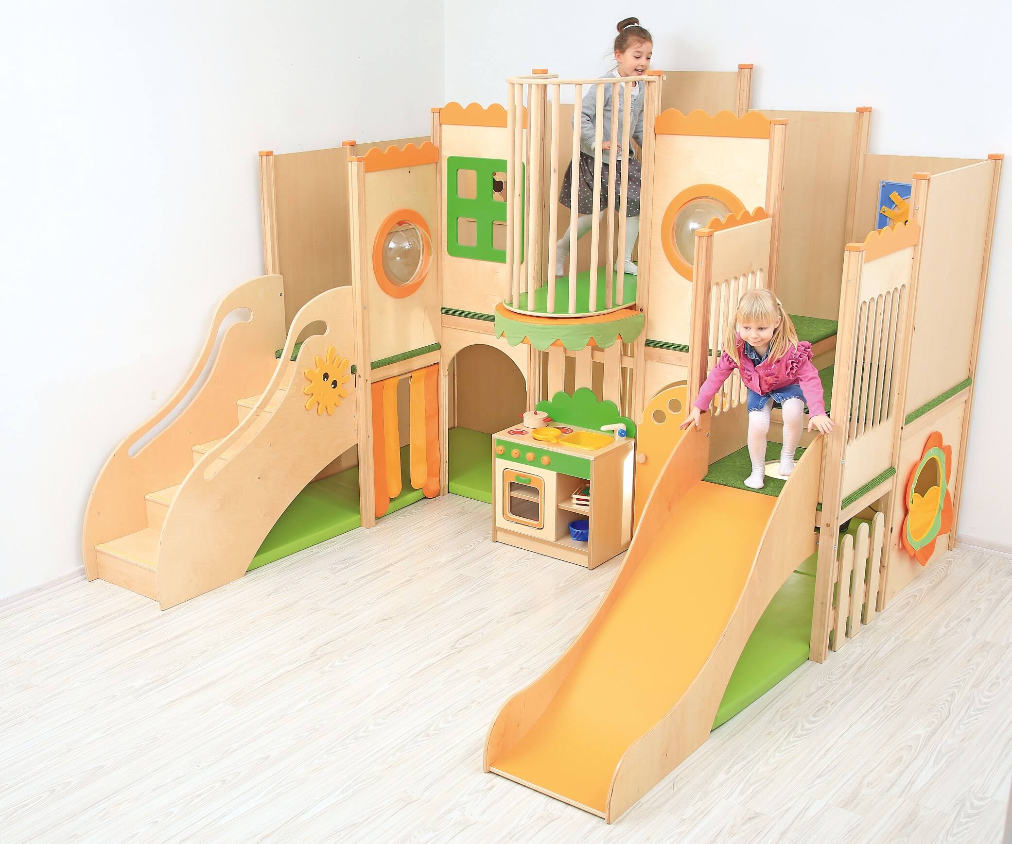 Spielburg Leo XXL für Kindergarten mit spielenden Kindern