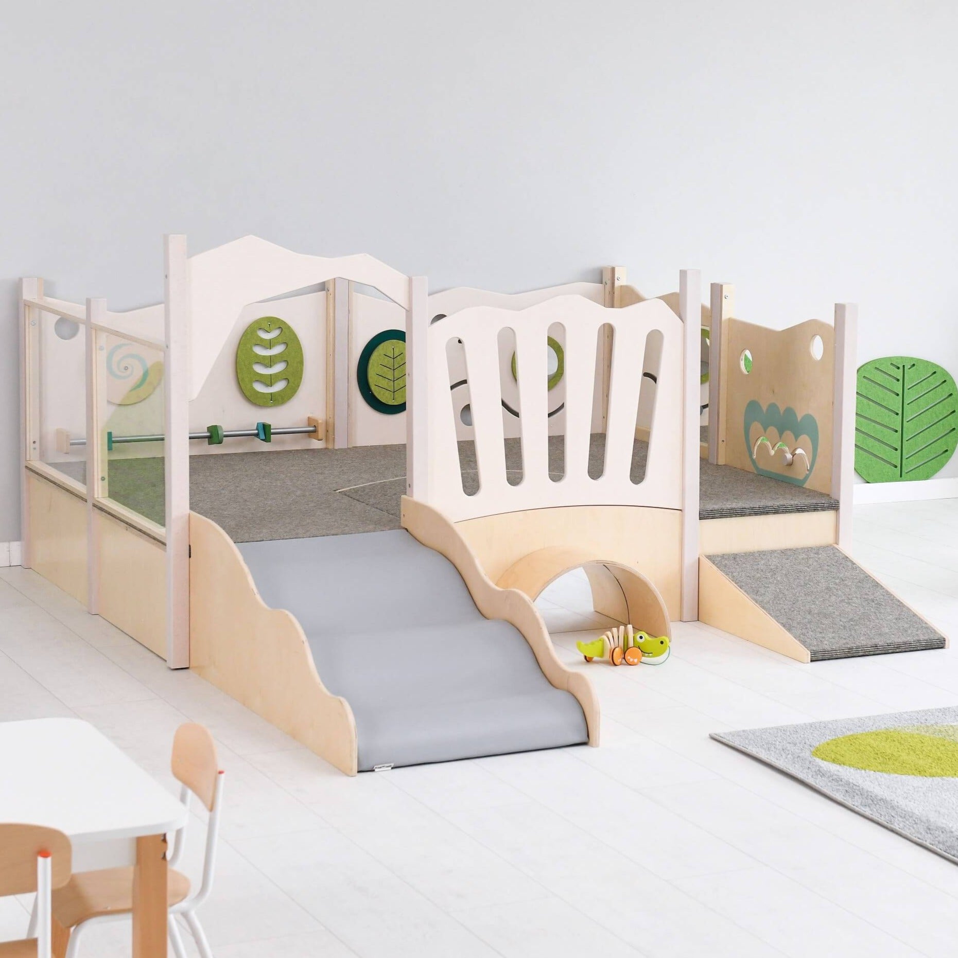 Spielpodest Iris für Kindergarten von vorne links