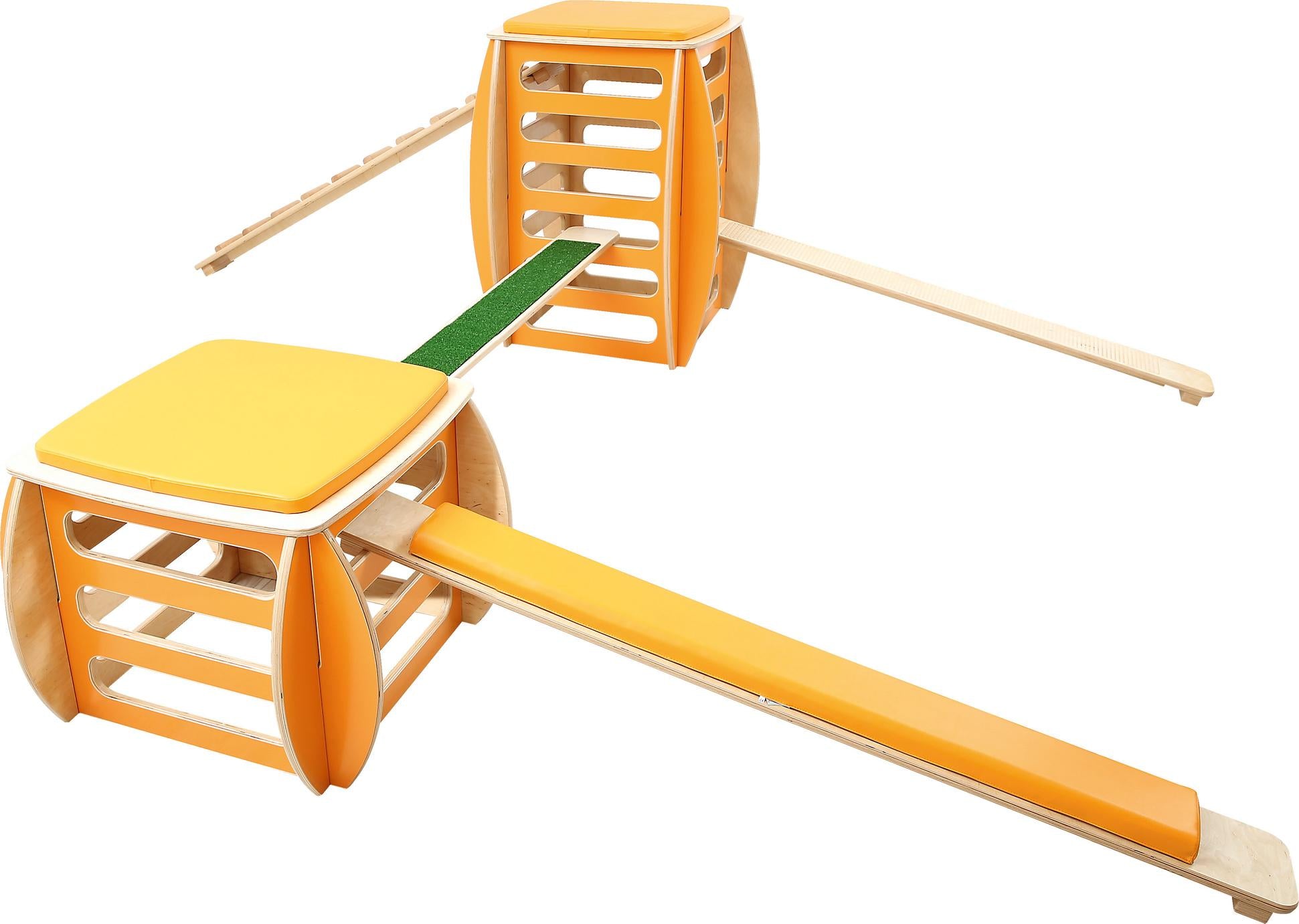 Turnpodest mit Balancierbrücke in Turnhalle für Kindergarten.