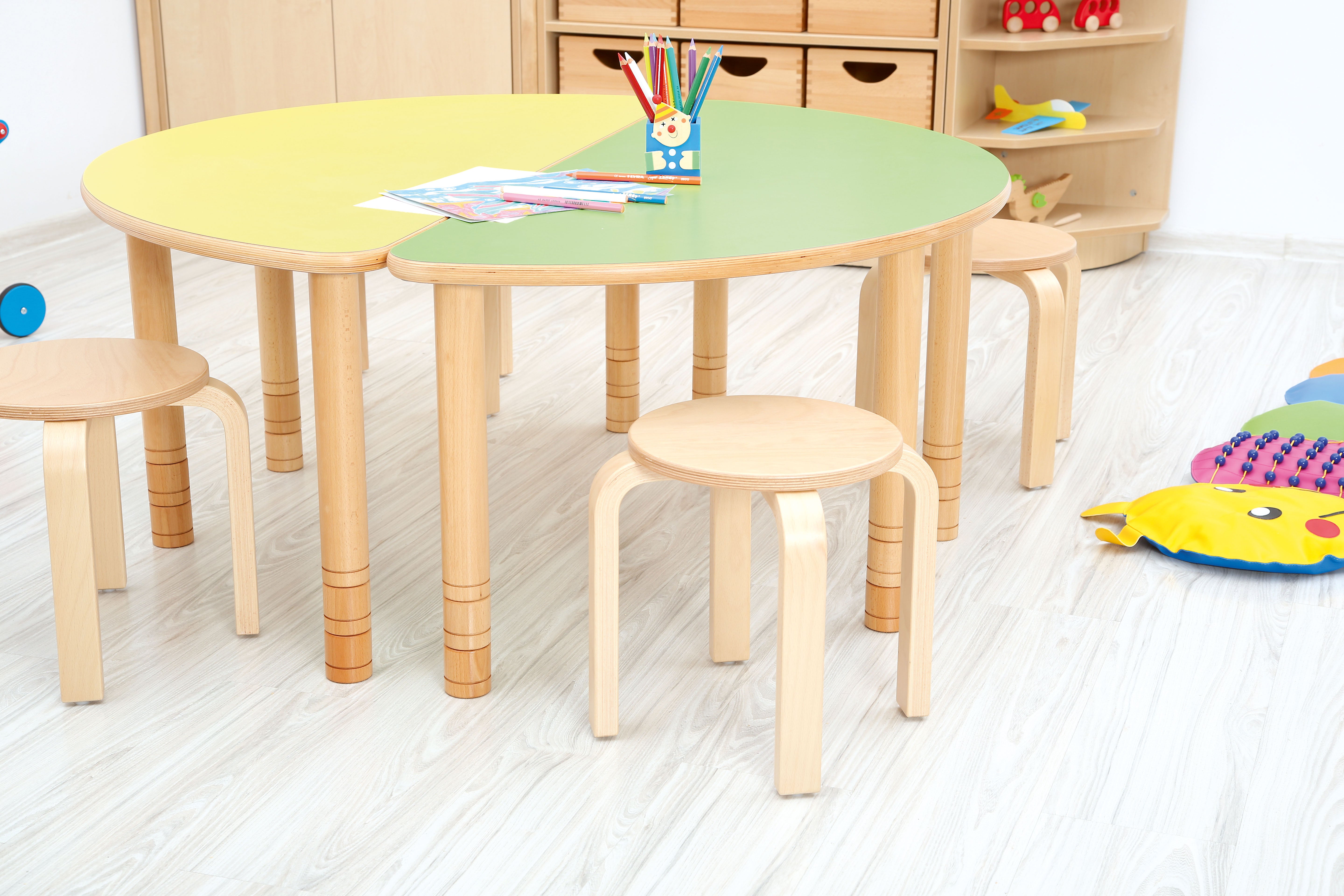 halbrunder Tisch für Kindergarten Krippe und Schule im Gruppenraum