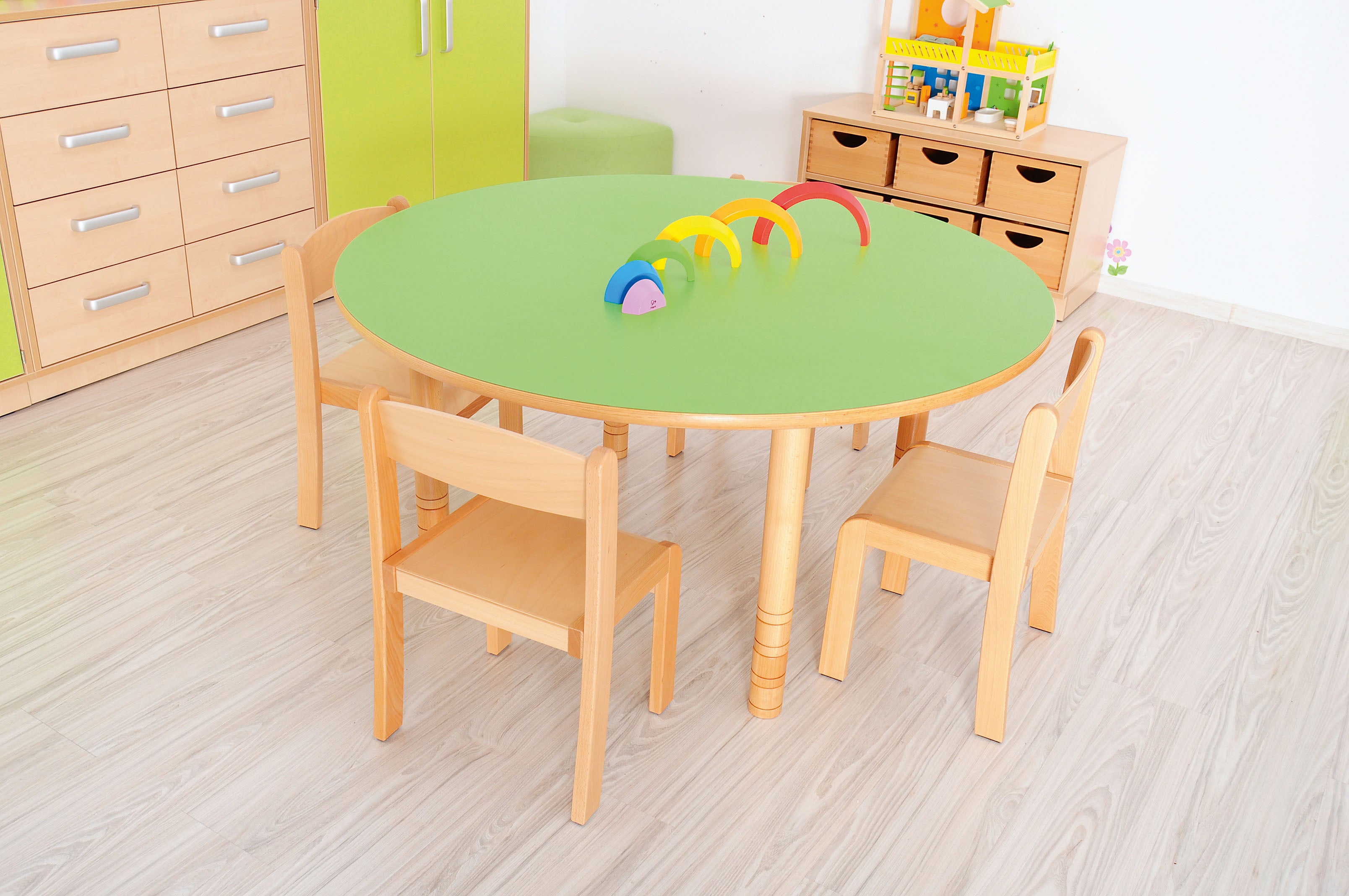 runder Tisch in für Kindergarten Krippe und Schule im Gruppenraum in grün