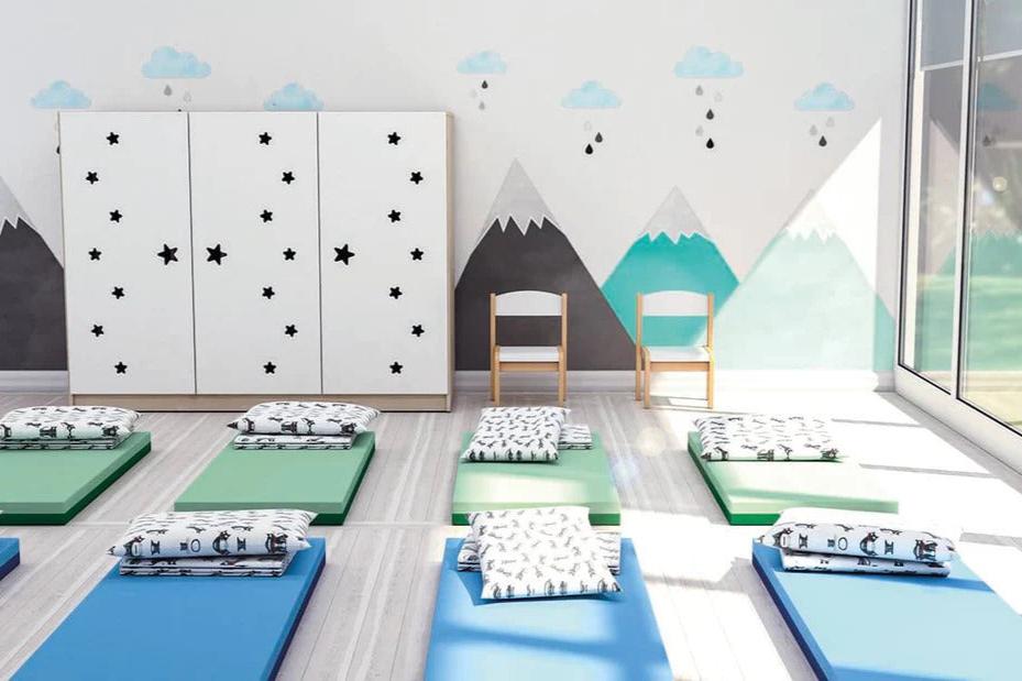 Schlafraum Liegepolster aus Schaumstoff in verschiedenen Farben auf dem Boden