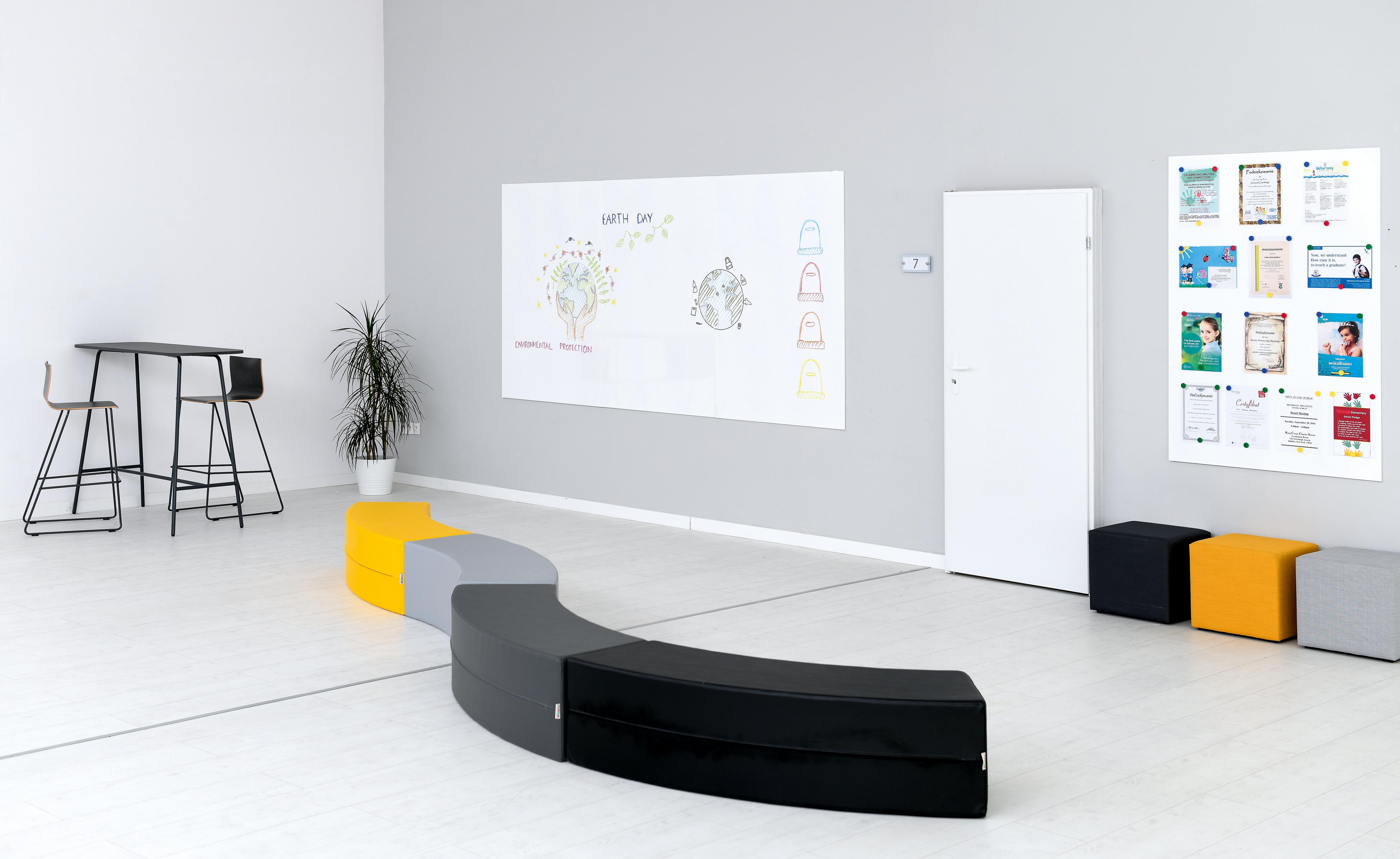 Barhocker Cool im modernen Lernraum mit Tischen.