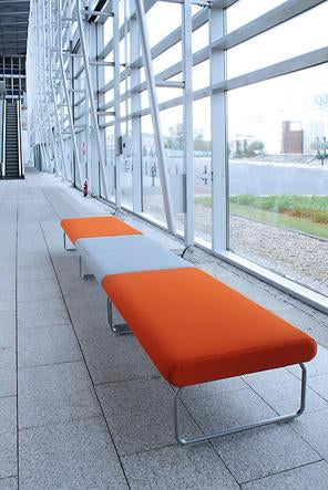 Orange-graue Sitzlandschaft Flow 3 im modernen Gruppenraum.