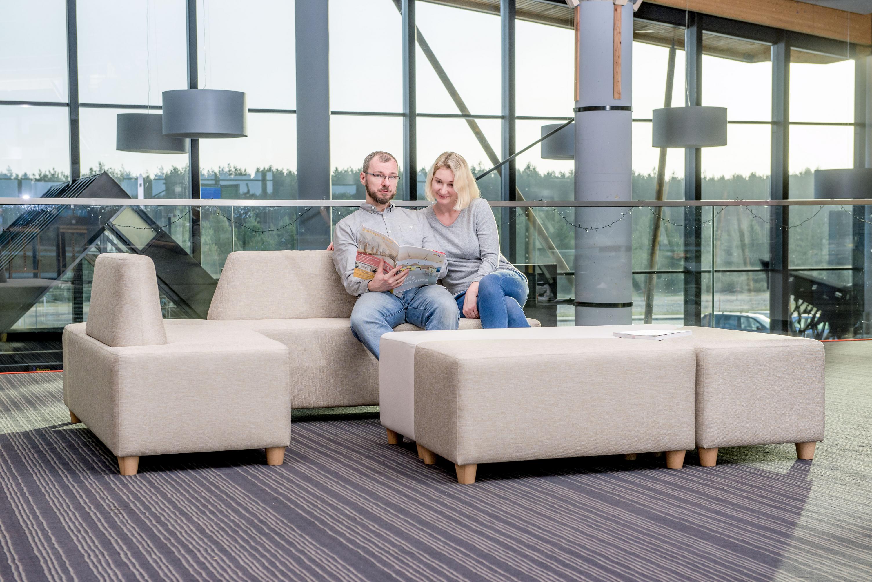 Sitzlandschaft in Foyer mit zwei sitzenden Personen.