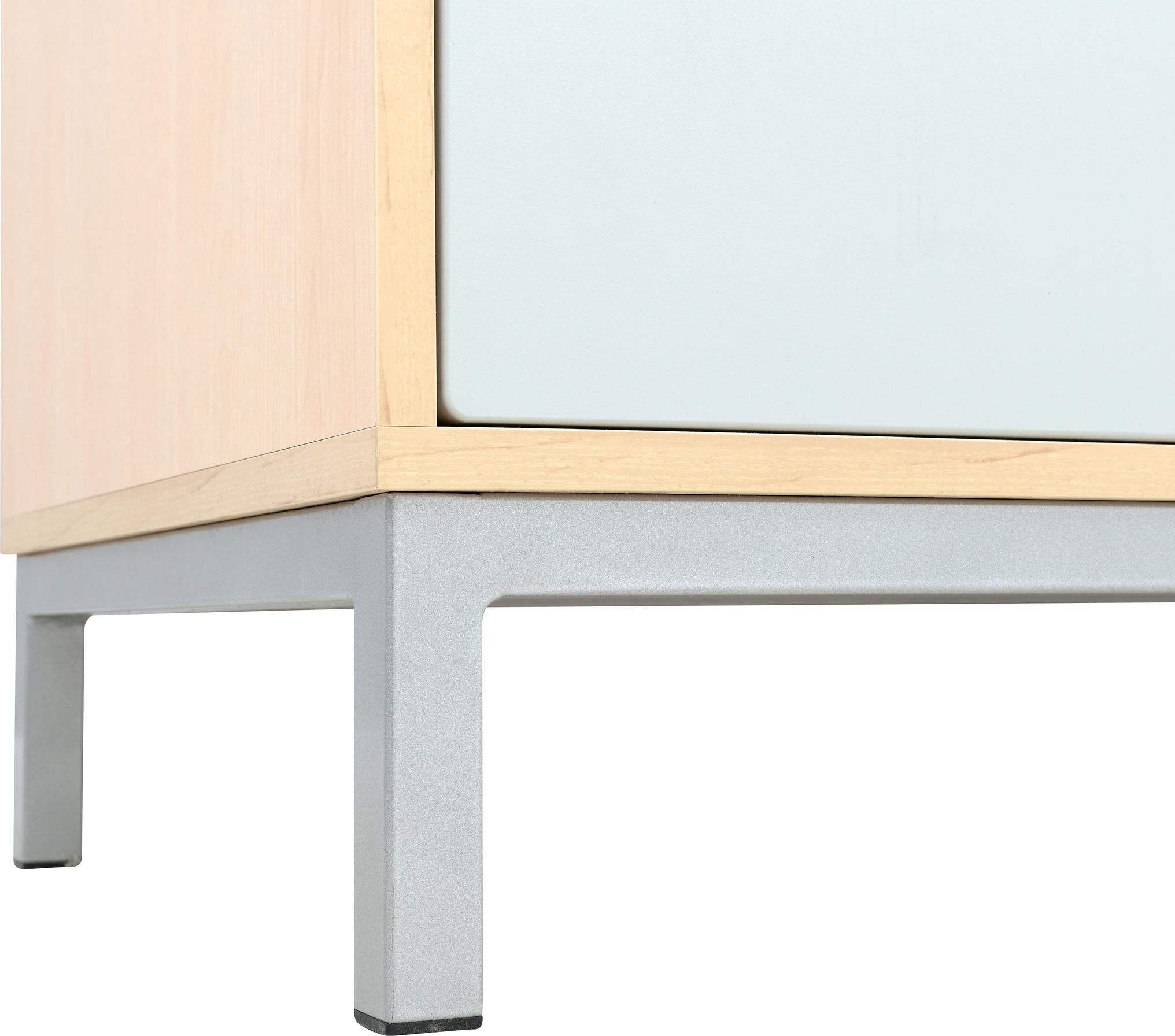 Kleiderschrank-Untergestell in Ahorn-Optik, robust für Erzieher.