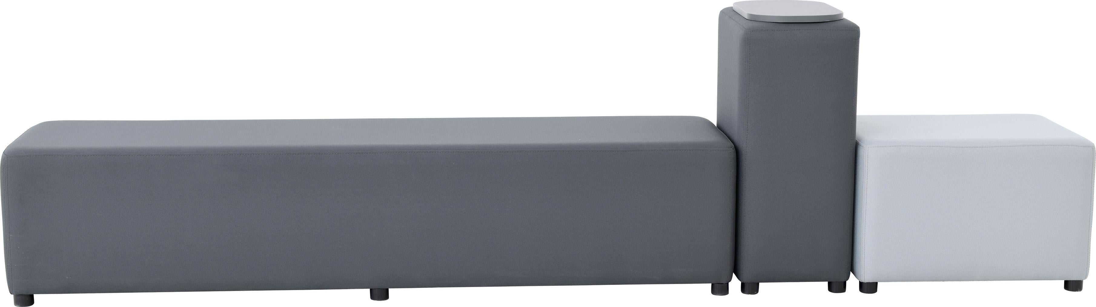 Modulare Sitzlandschaft mit grauen und weißen Elementen.