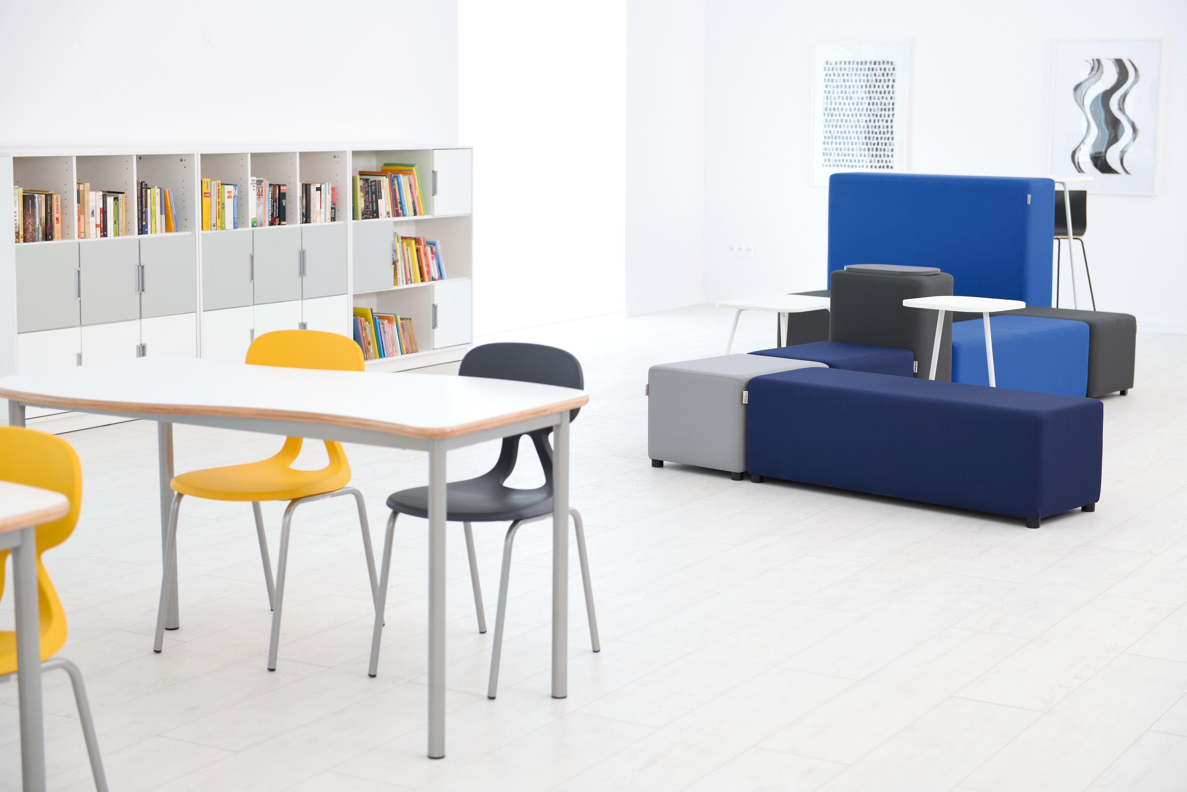 Modulare Loungemöbel im Schul- oder Büroraum arrangiert.