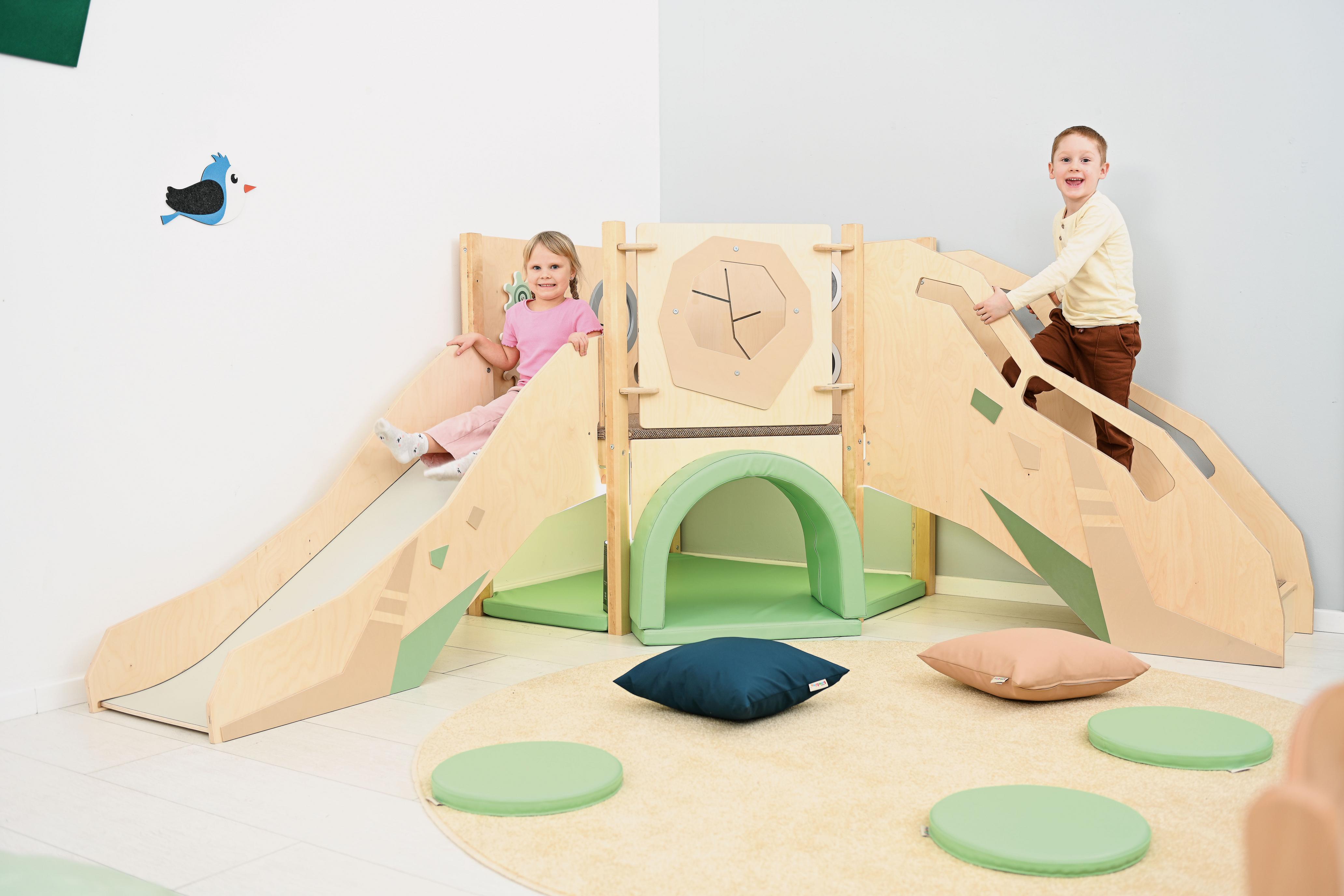 Kinder spielen in der sensorischen Spielecke auf Hochebene.