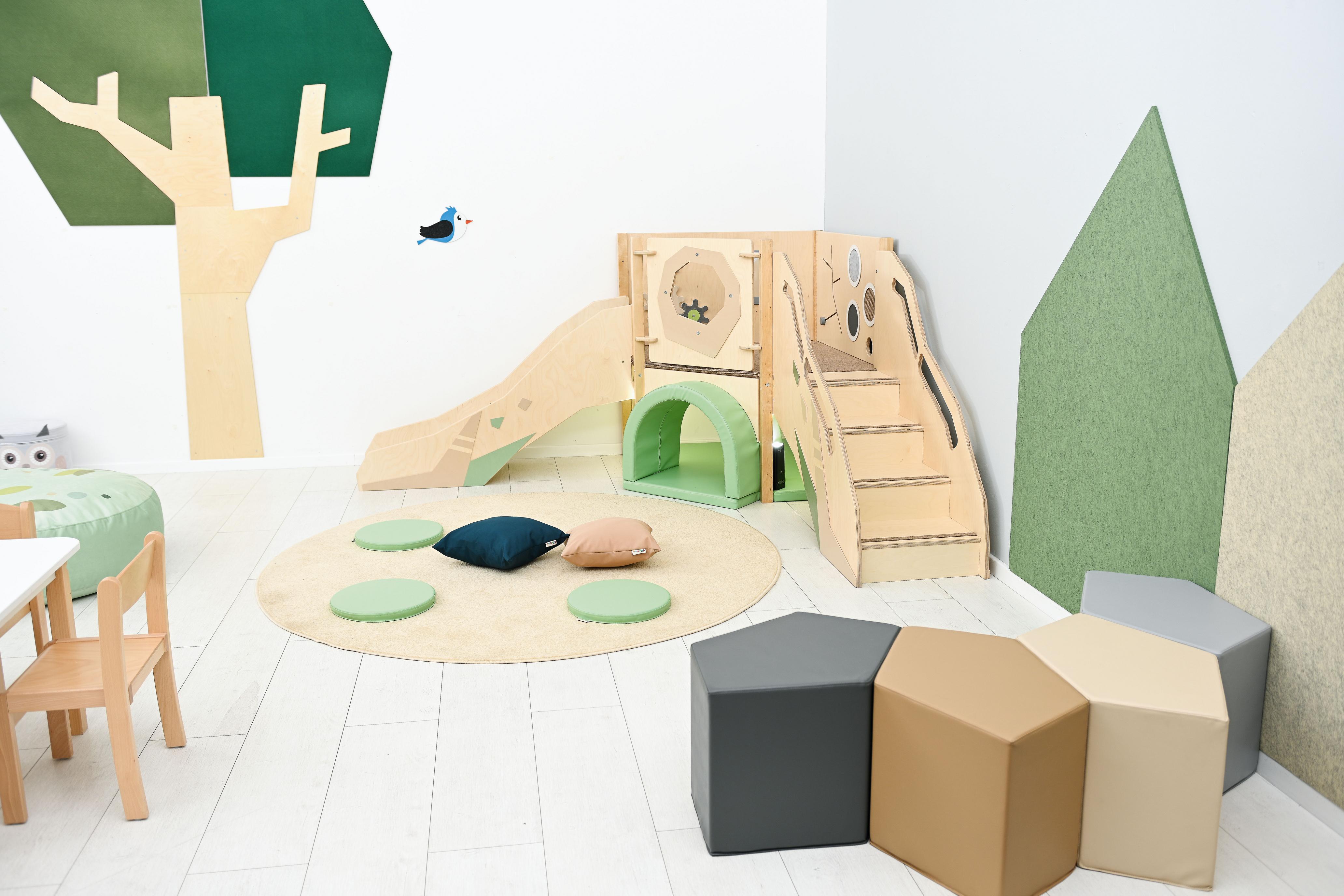 Sensorische Spielecke auf Hochebene im Gruppenraum integriert.