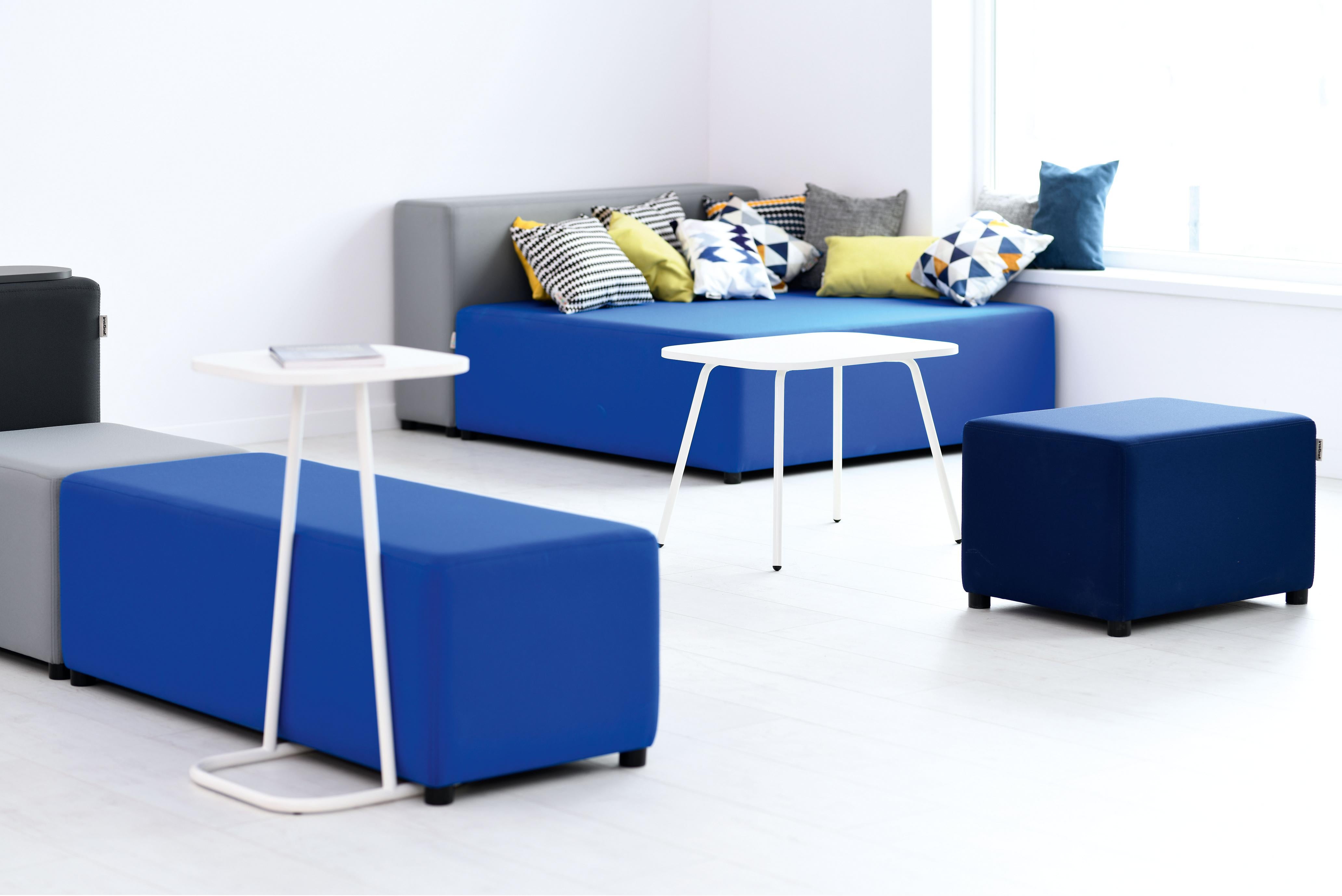 Modulare Sitzlandschaften mit blauen Loungemöbeln im Klassenzimmer.