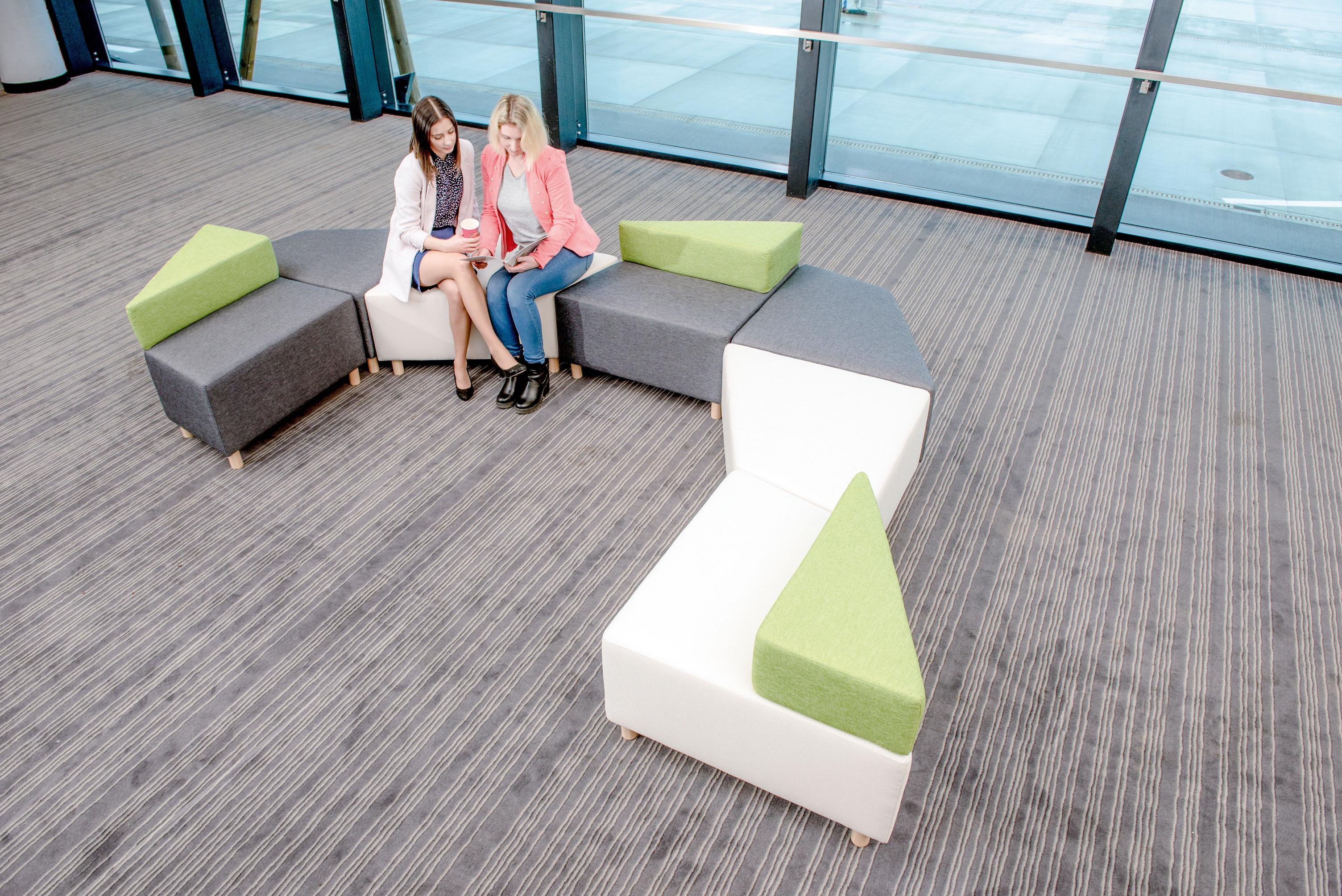 Zwei Personen, Sitzlandschaft ZigZag in modernem Raum.