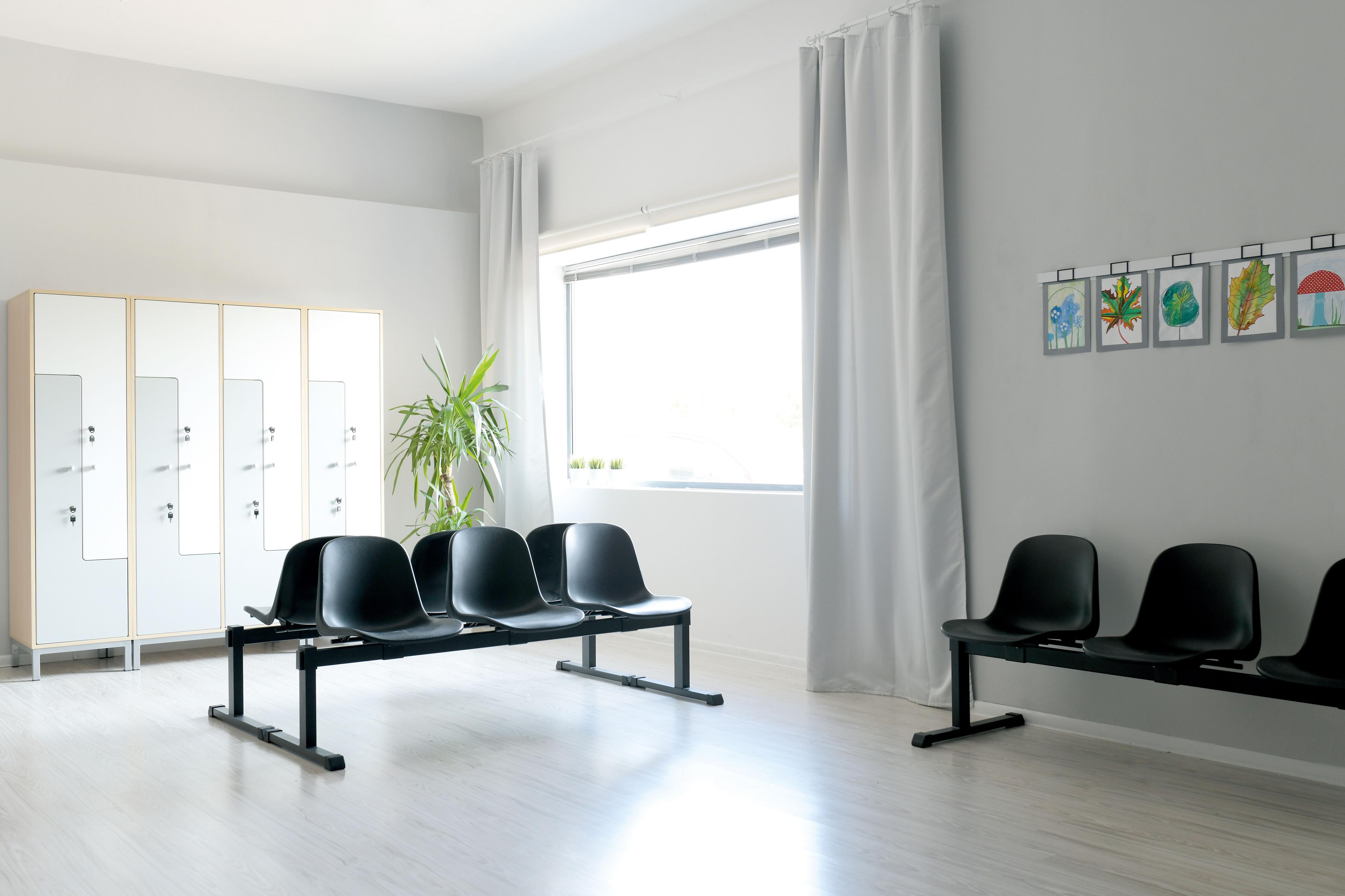 Kleiderschrank und Sitzplätze in hellem, modernem Raum.