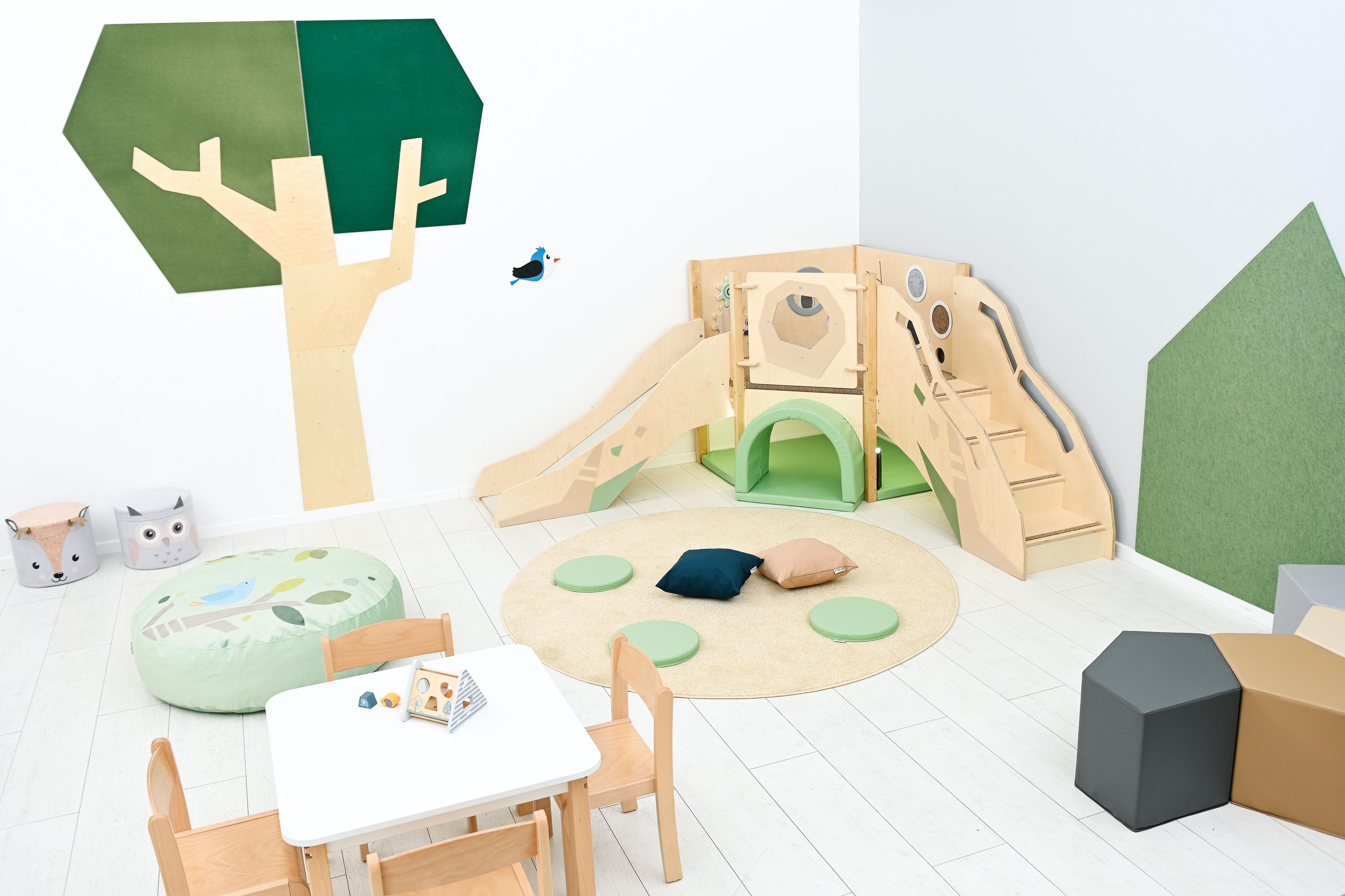 Sensorische Spielecke auf Hochebene mit Rutsche und Treppe.