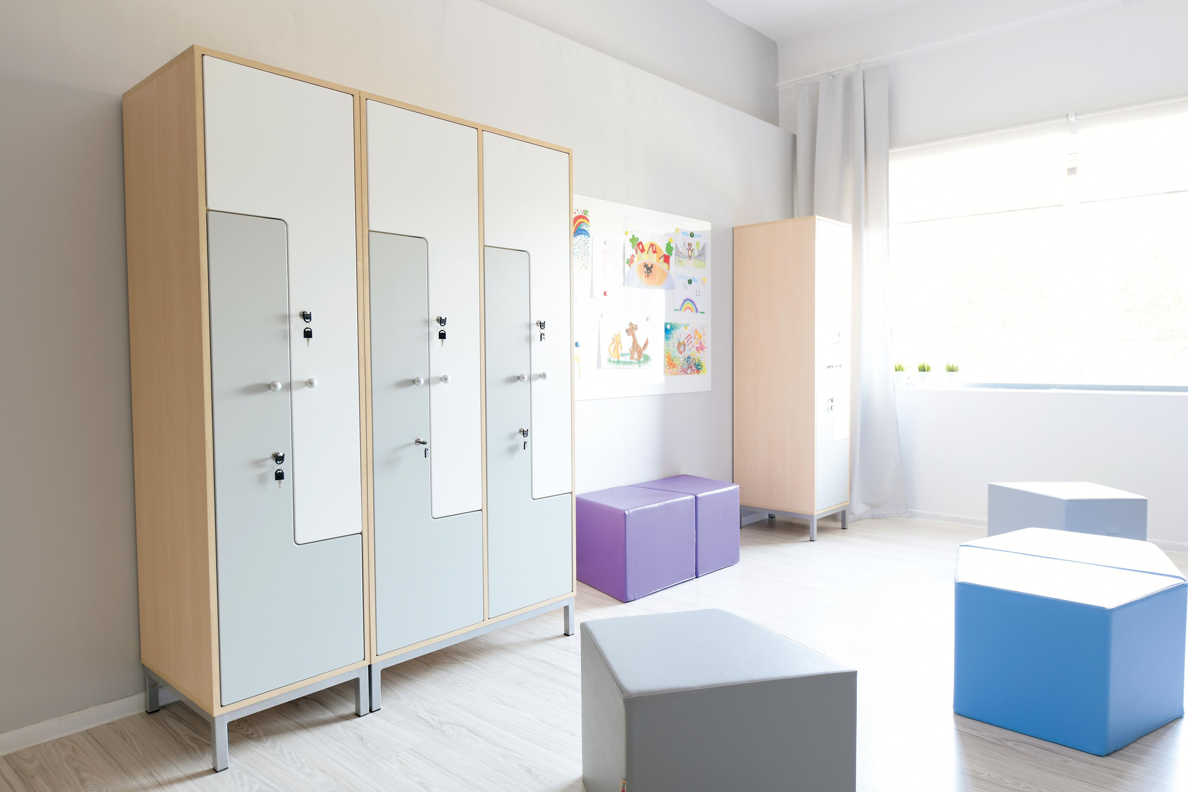 Kleiderschrank für Personal im hellen Gruppenraum.