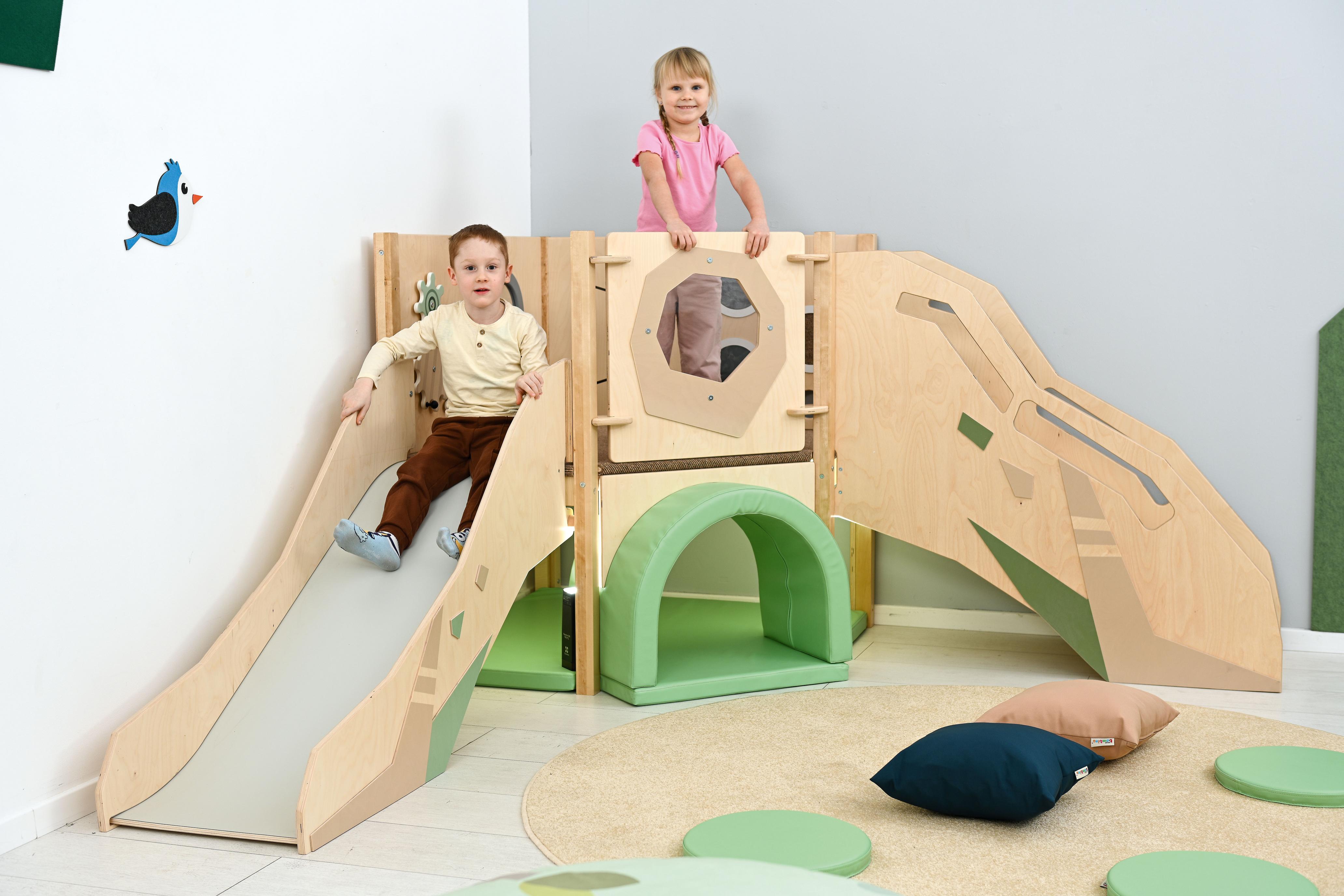 Kinder spielen auf Hochebene in sensorischer Spielecke.