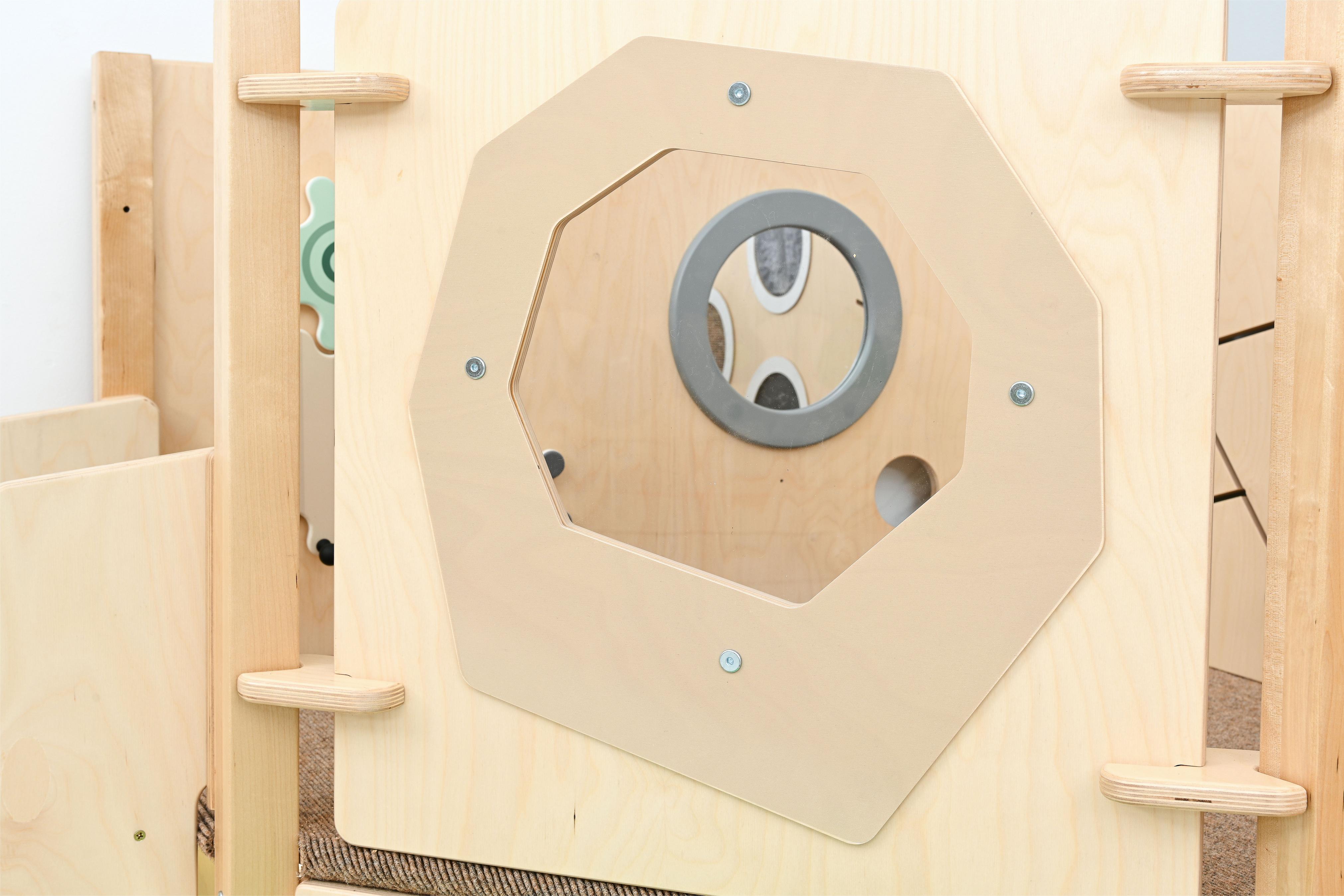 Sensorische Spielecke aus Holz auf Hochebene in Kita.