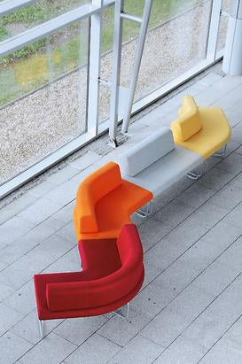 Moderne Sitzlandschaft Flow in bunten Farben arrangiert.