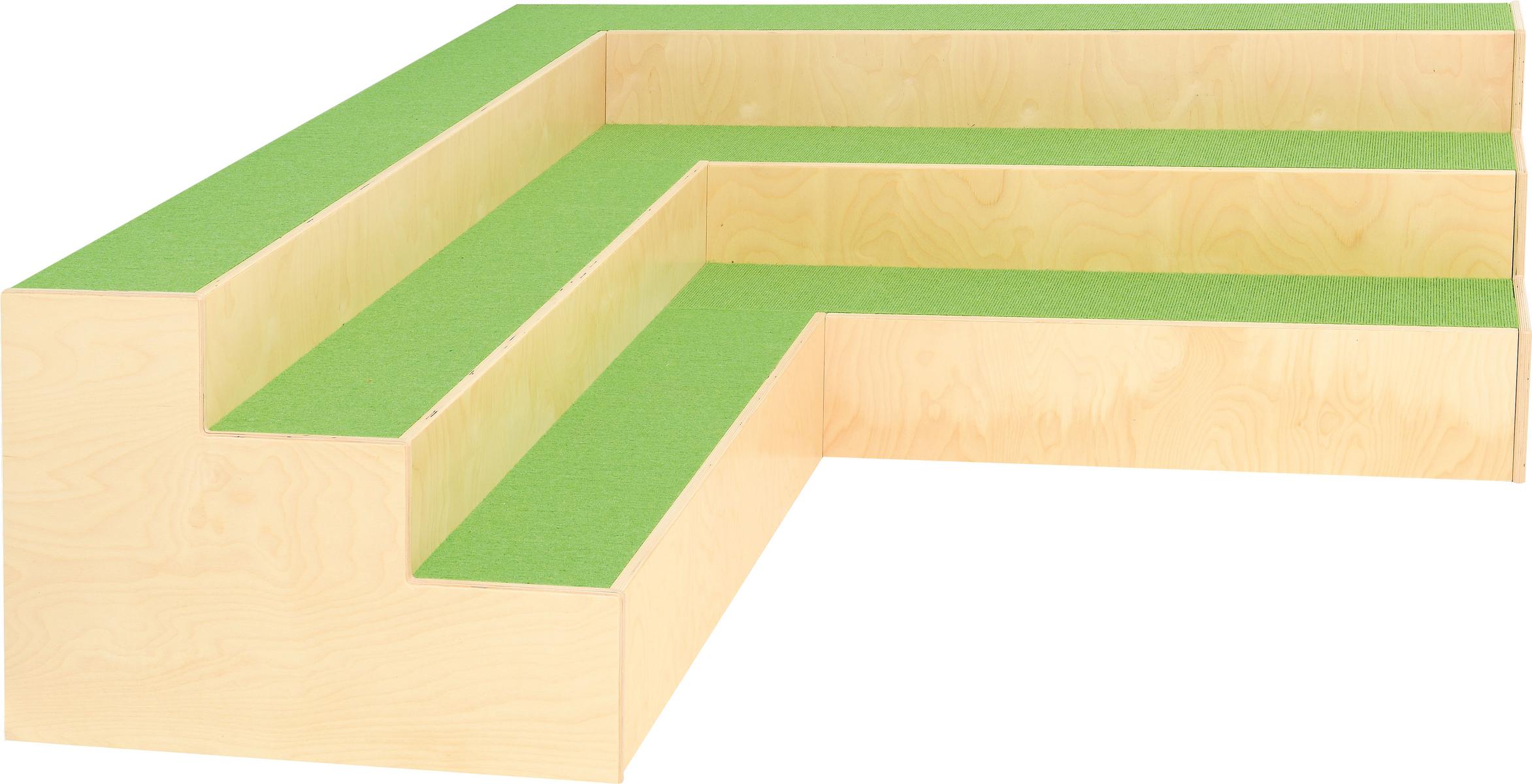 Stufenpodest in L-Form mit grünem Teppichbelag.