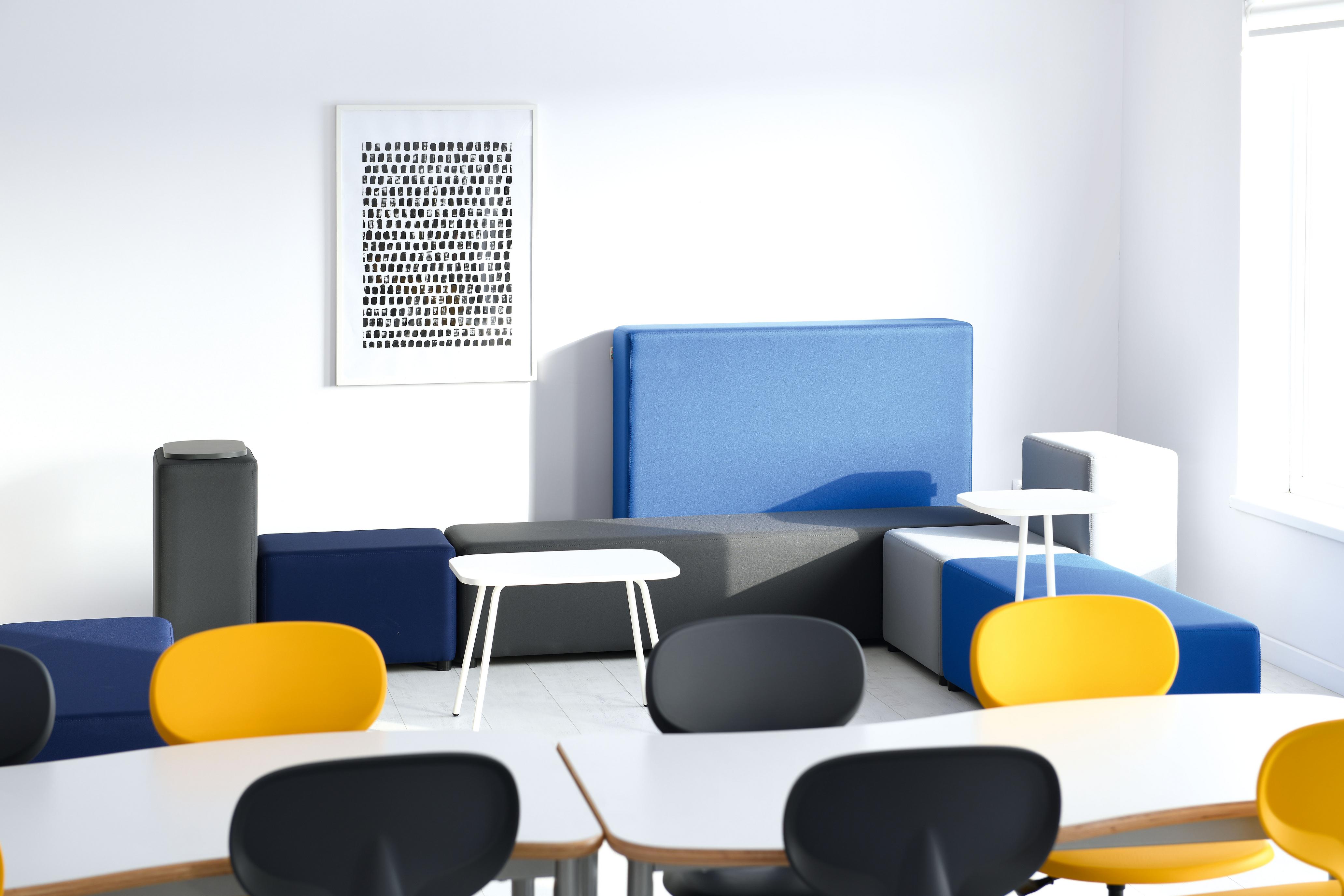 Modulare Sitzlandschaften im Schul- oder Büroraum, blau gestaltet.