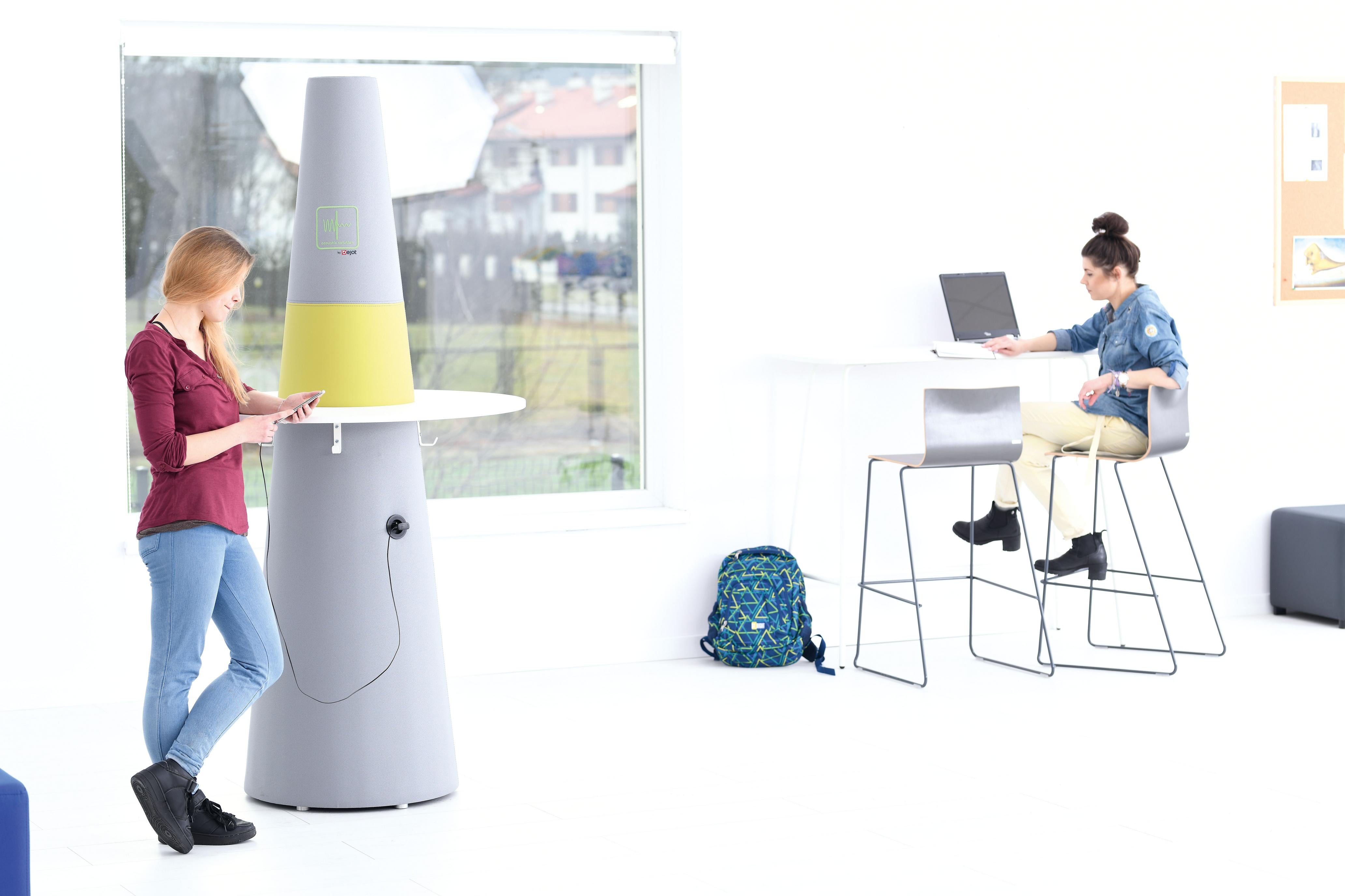 Barhocker Cool im modernen Lernraum mit Jugendlichen.