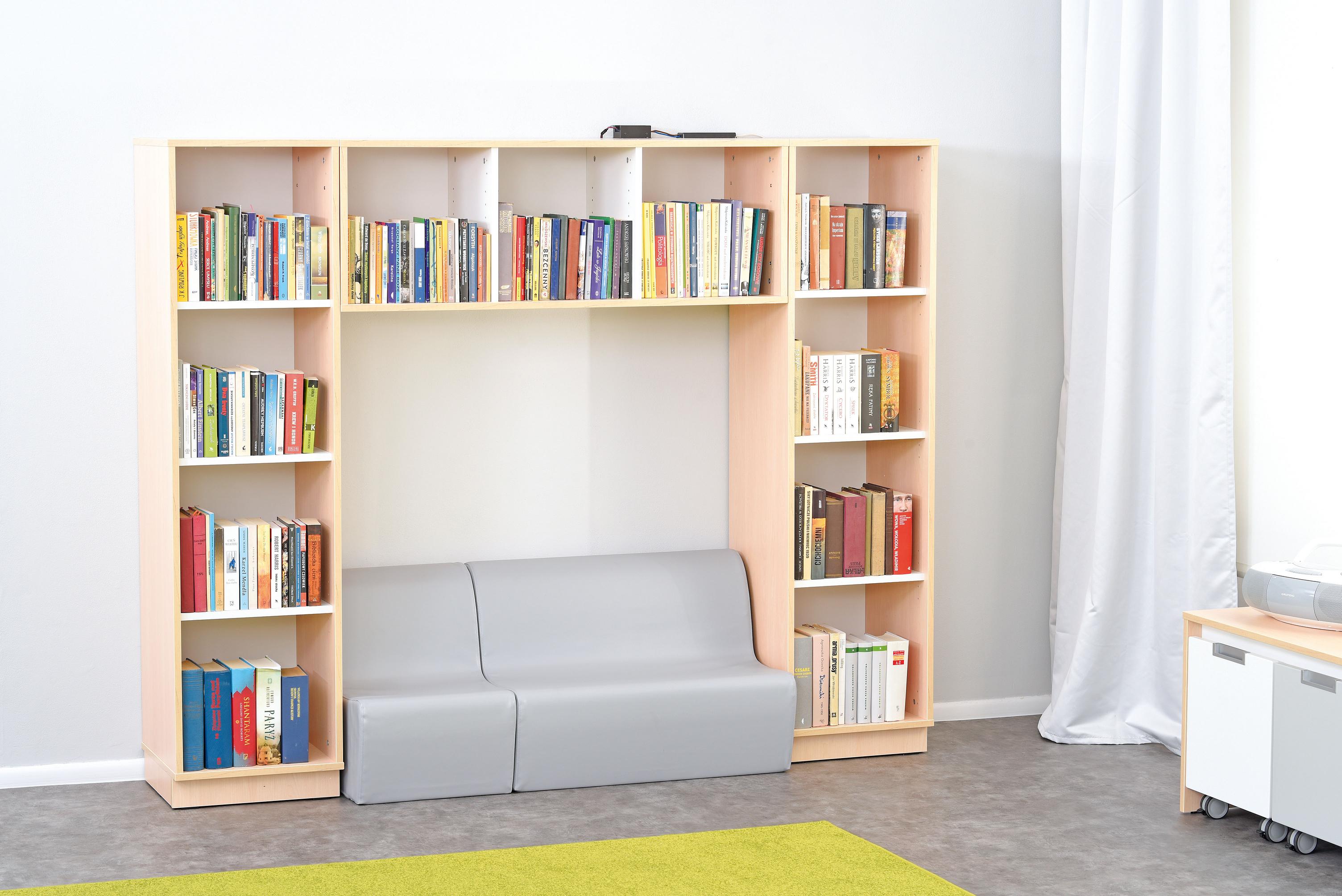 Bücherecke mit grauen Sitzen und Bücherregal. - Produkt wird im Kindergarten oder Schule genutzt.