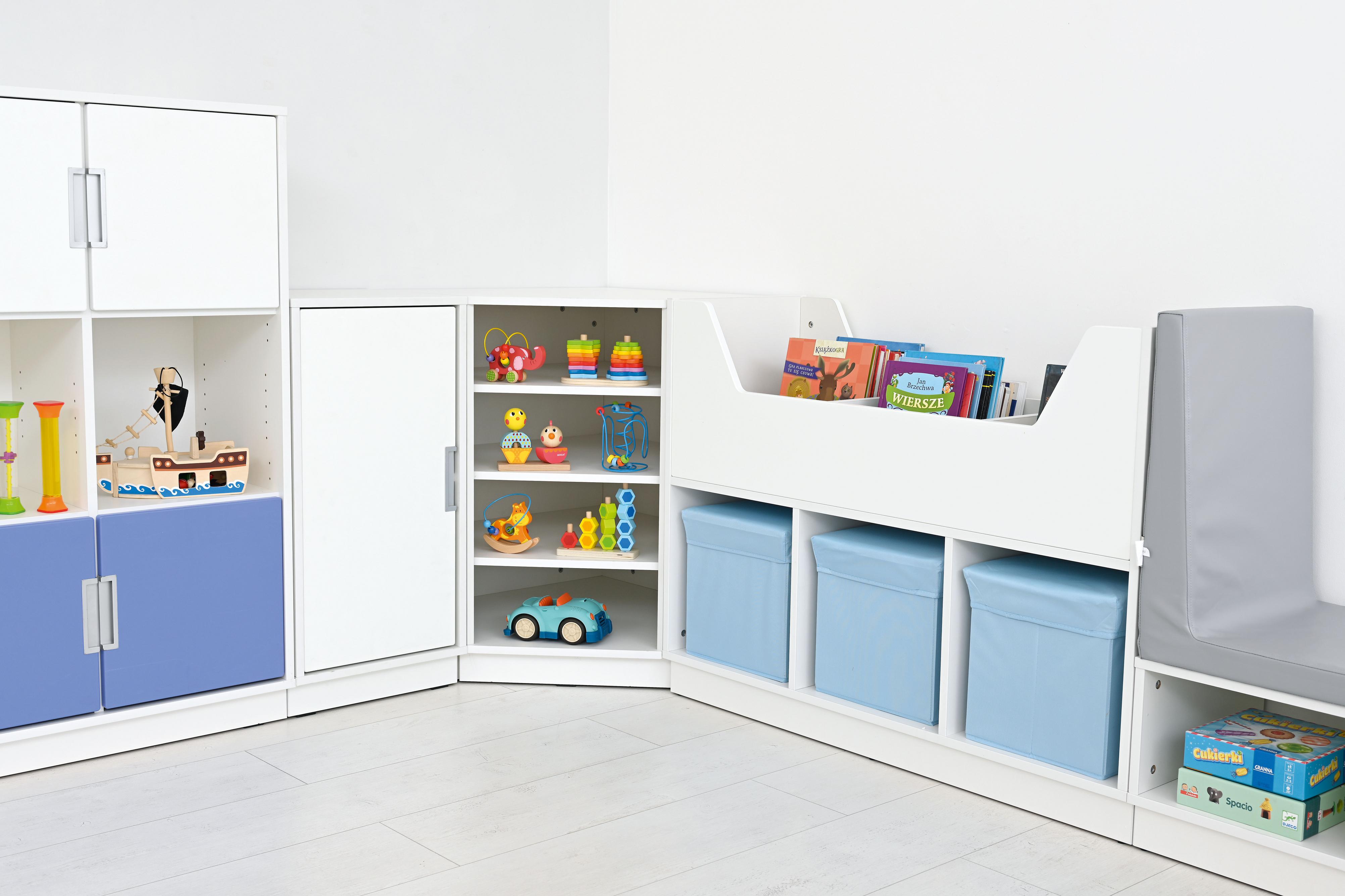 Bücherkahn-Regal mit kinderfreundlichem Stauraum, ideal für Einrichtungen. - Produkt wird im Kindergarten oder Schule genutzt.