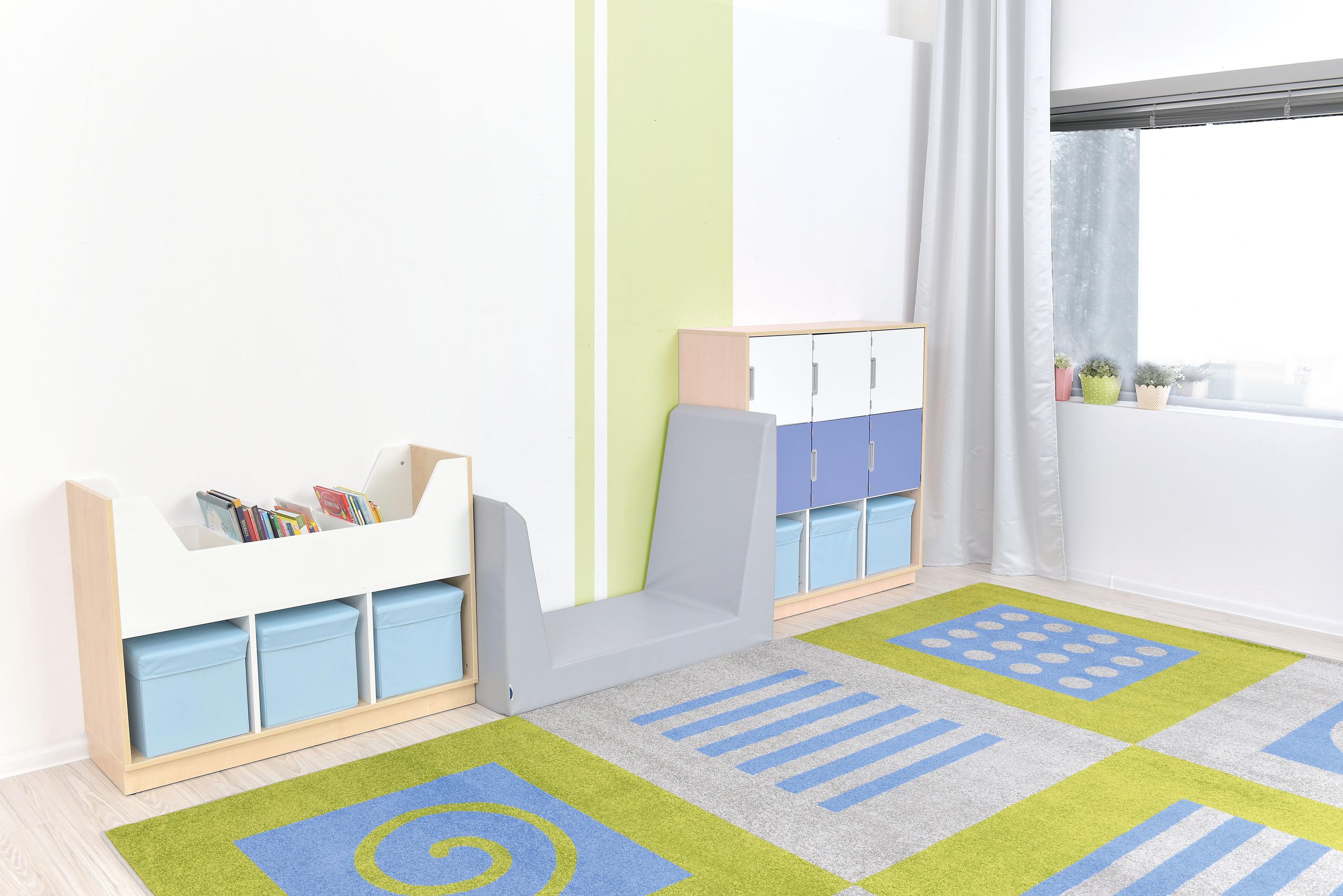 Bücherkahn mit Textilboxen im Gruppenraum für Kinder. - Produkt wird im Kindergarten oder Schule genutzt.