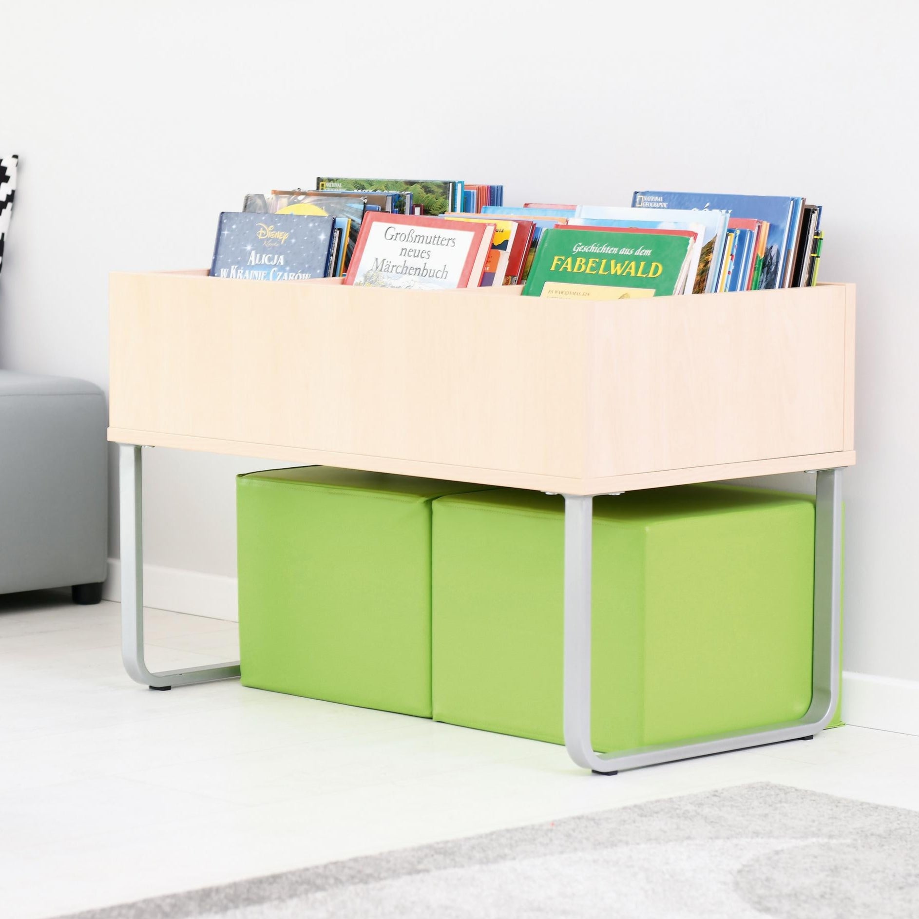 Bücherkiste mit Gestell, Kinder-Bücher ordentlich aufbewahrt. - Produkt wird im Kindergarten oder Schule genutzt.