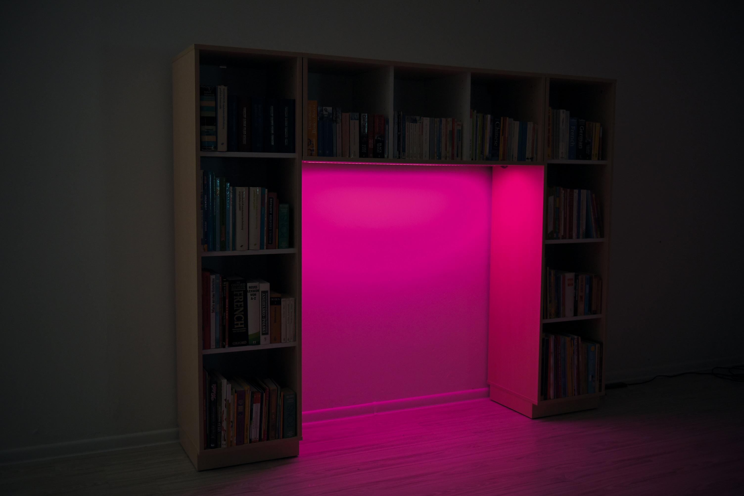 Bücherregal mit LED-Beleuchtung, gemütliche Bücherecke für Kinder. - Produkt wird im Kindergarten oder Schule genutzt.