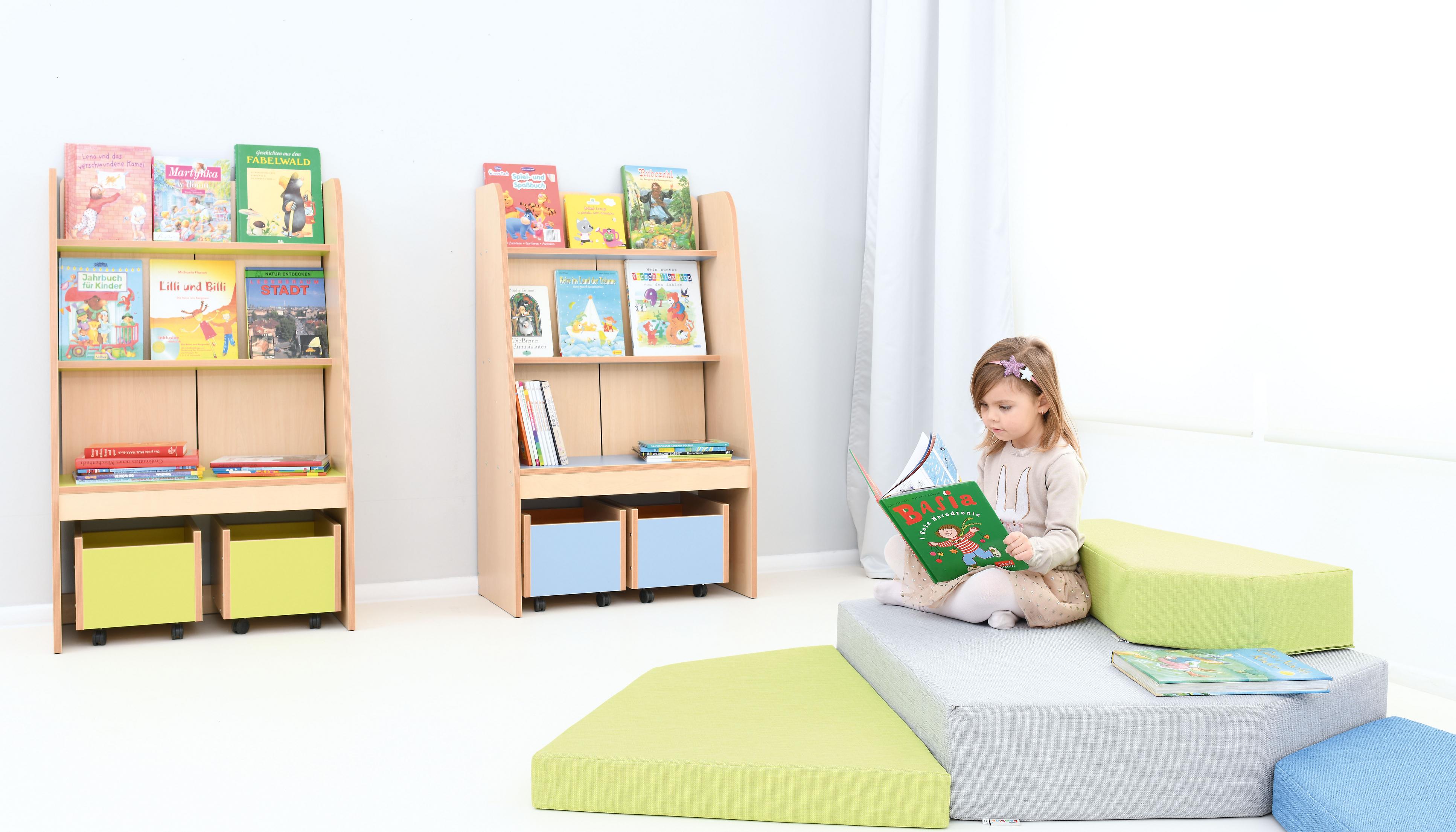 Bücherregal und Leseecke mit Kind beim Lesen sichtbar. - Produkt wird im Kindergarten oder Schule genutzt.