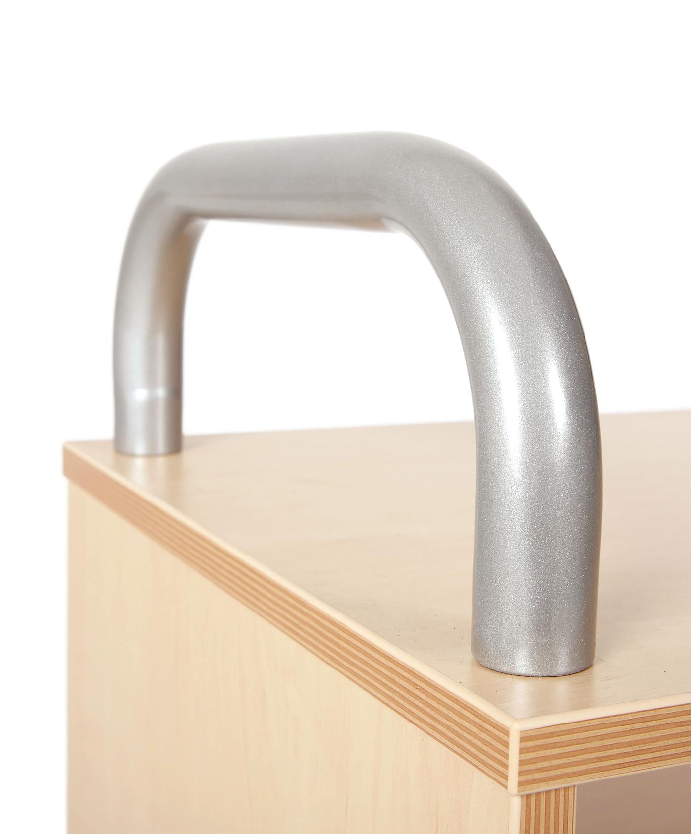 Flexi Bücherwagen - Stabiler Griff für einfache Bewegung. - Produkt wird im Kindergarten oder Schule genutzt.