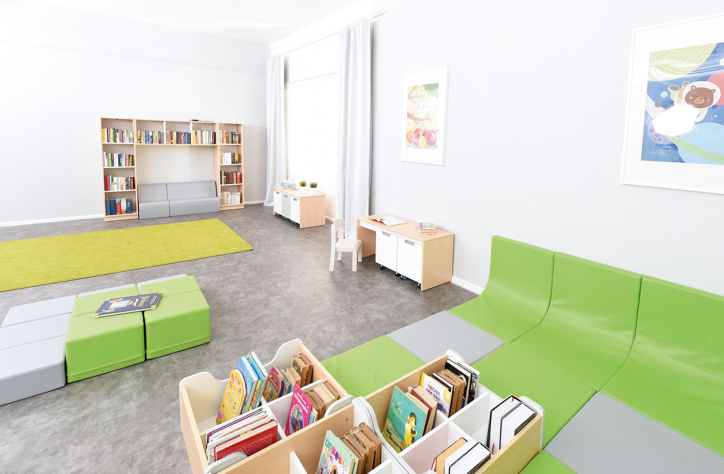 Gemütliche Bücherecke mit Bücherregal, ideal für Kitas. - Produkt wird im Kindergarten oder Schule genutzt.