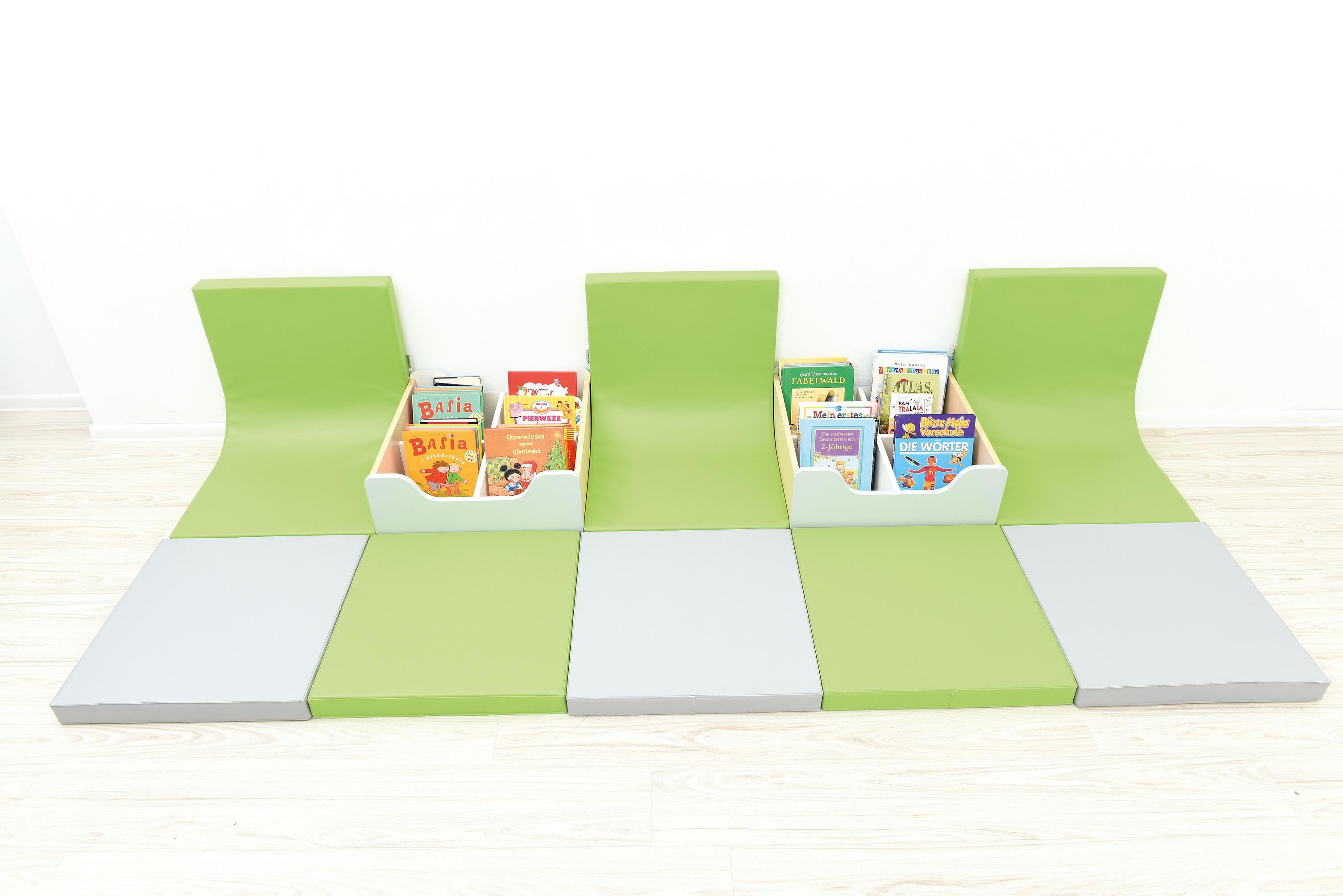 Gemütliche Leselandschaft mit Matten und Bücherkisten. - Produkt wird im Kindergarten oder Schule genutzt.