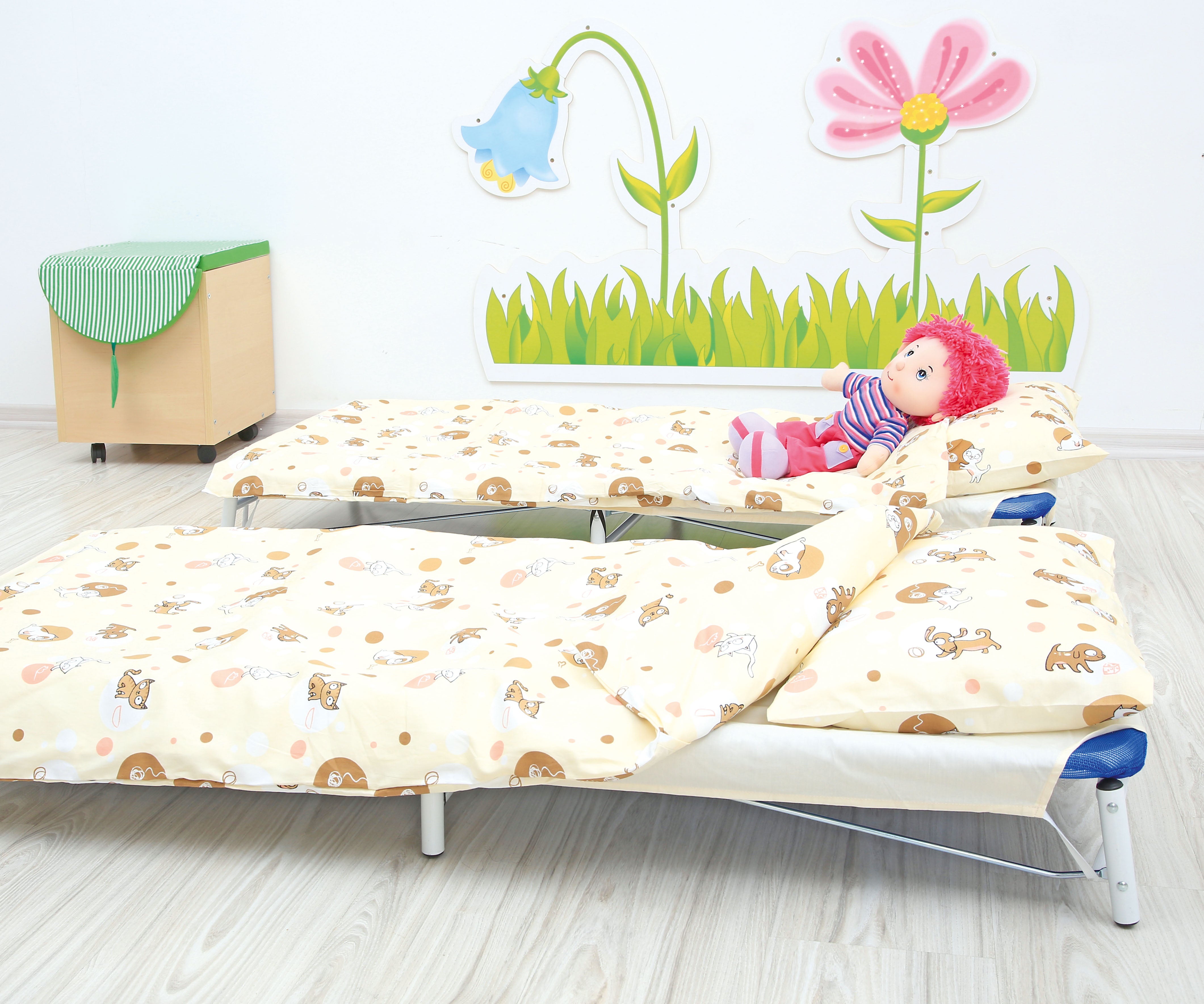 Im Ruheraum Bettwäsche für Krippenbett mit Puppe