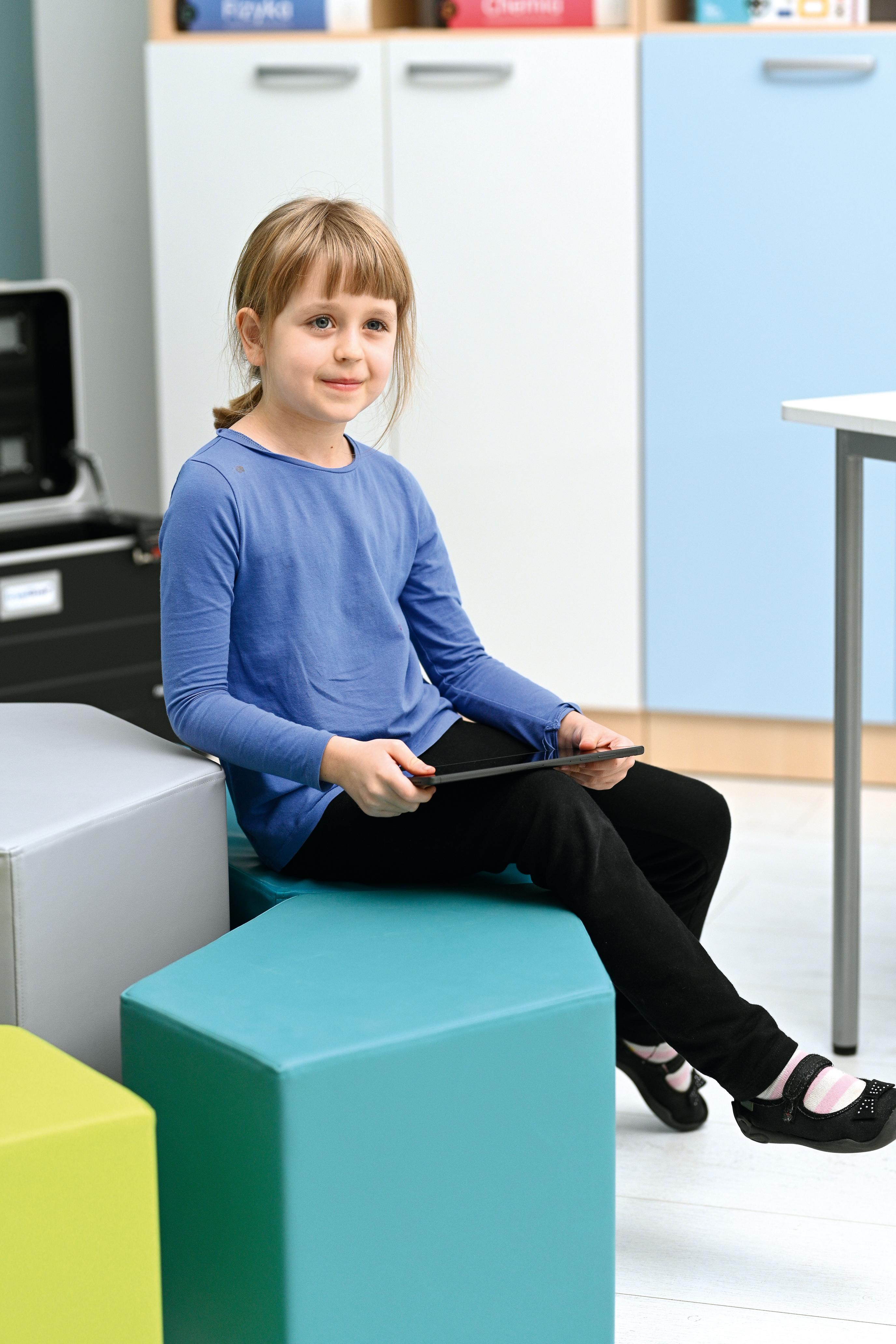 Kind auf Schaumstoff-Sitzgruppe Loris 1 - Sitzhöhe 38cm mit Tablet