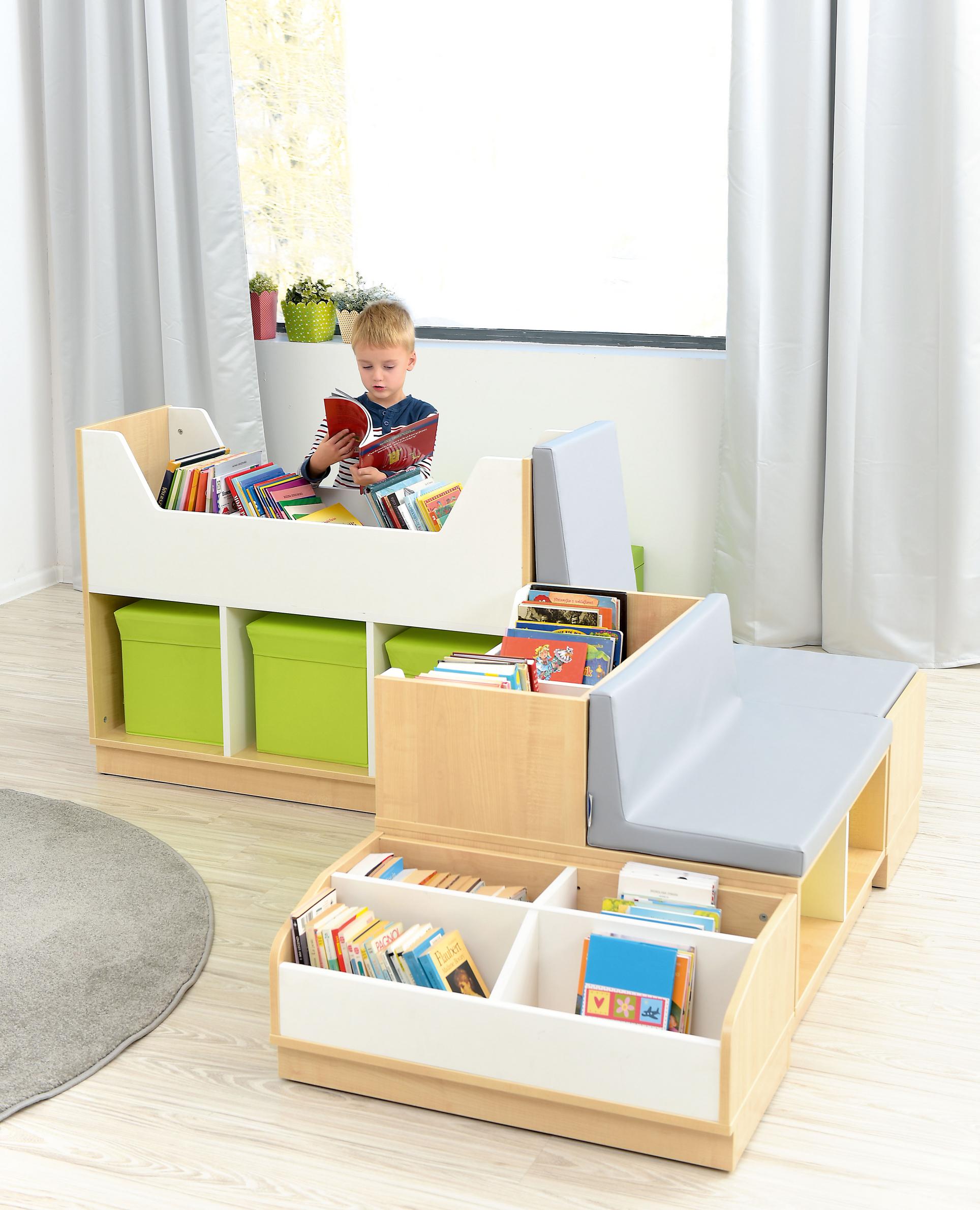 Kind liest auf Bücherbank in gemütlicher Leseecke. - Produkt wird im Kindergarten oder Schule genutzt.