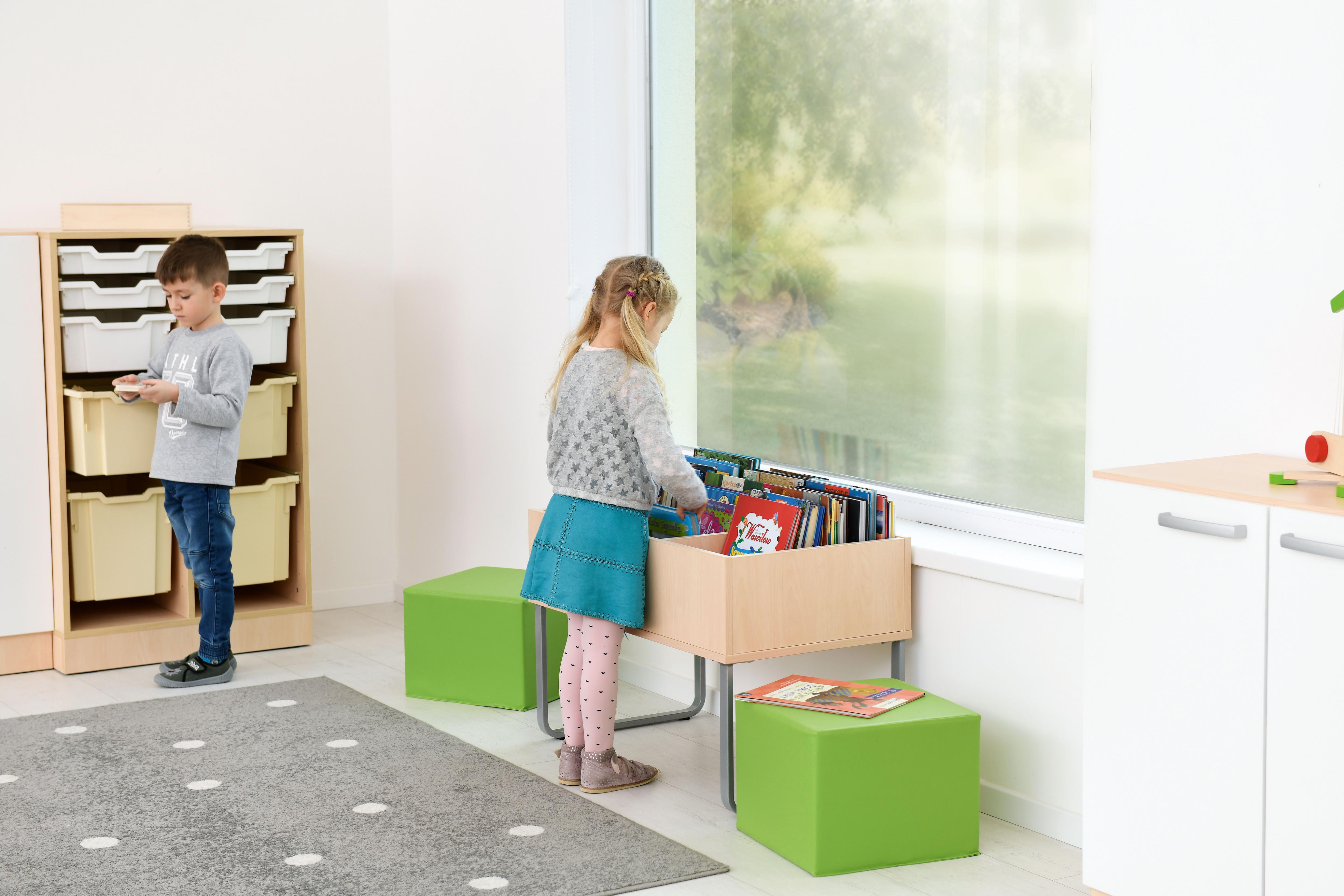 Kinder bei Büchern mit Sitz für Leseecke entdecken. - Produkt wird im Kindergarten oder Schule genutzt.