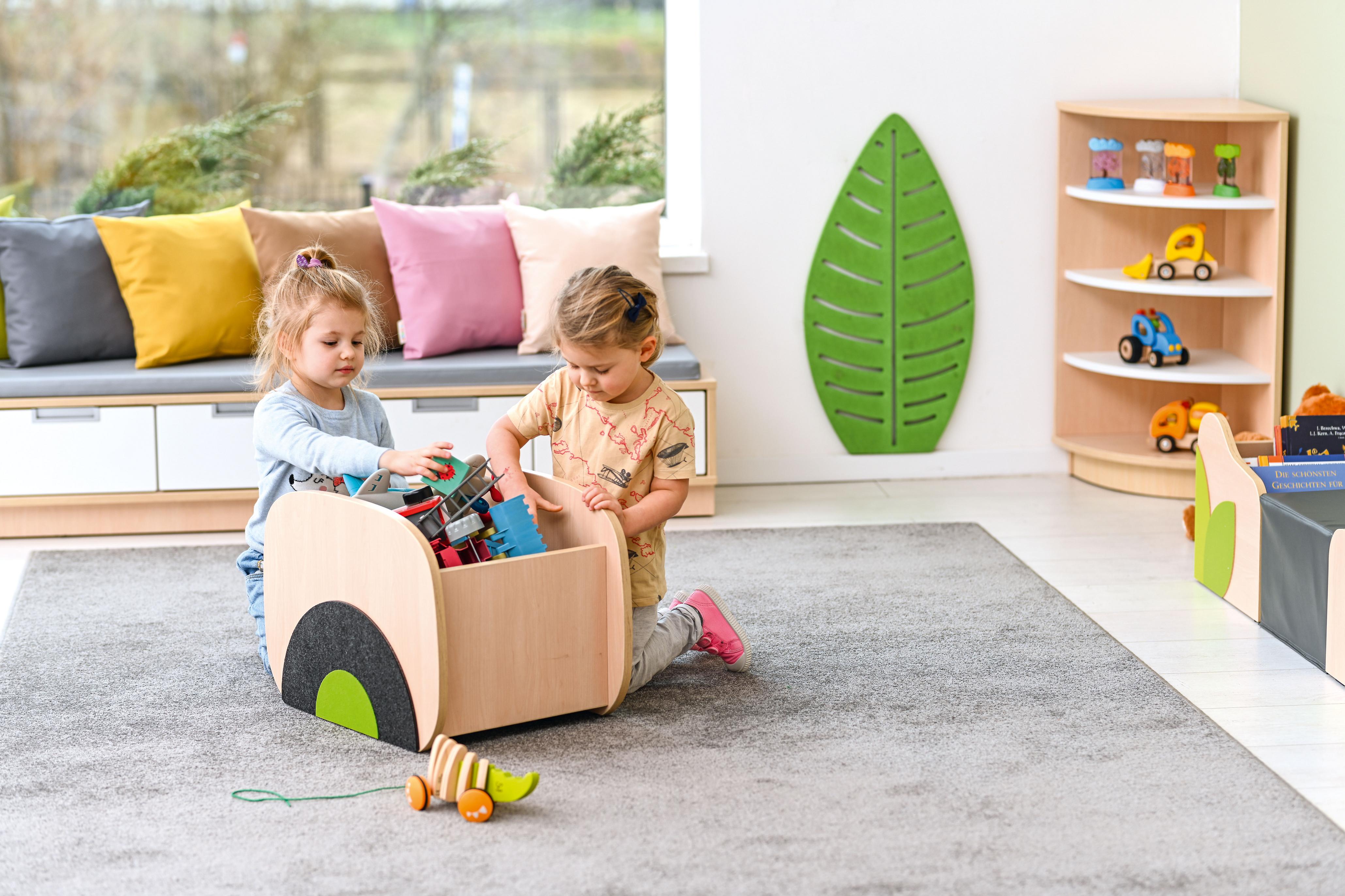 Kinder nutzen Rollcontainer für Bücher in Leseecke. - Produkt wird im Kindergarten oder Schule genutzt.