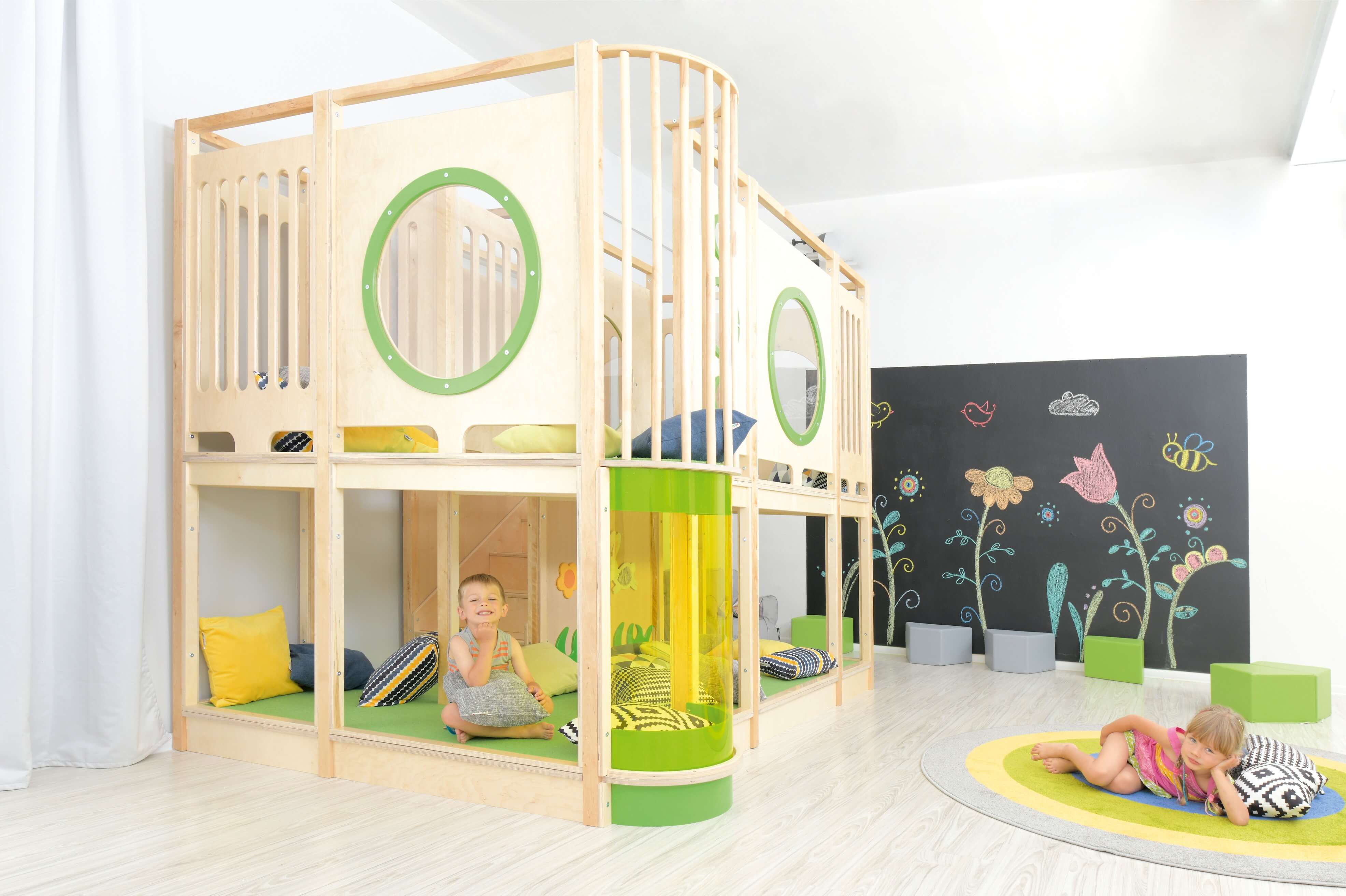 Kindergarten Hochebene Ben Detailnsicht mit Kindern von Links