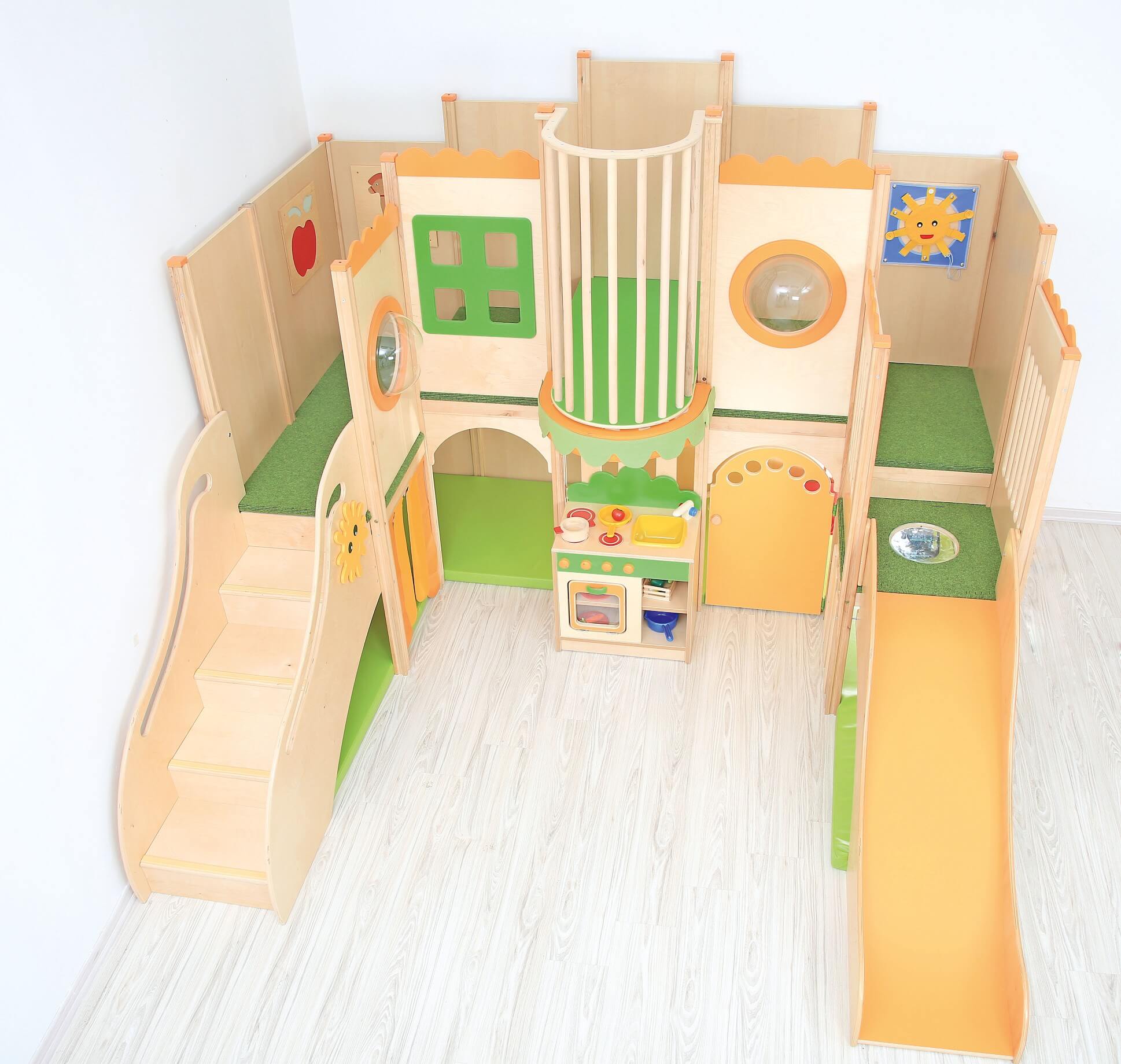 Kindergarten Spielburg Leo XXL von vorne oben im Gruppenraum