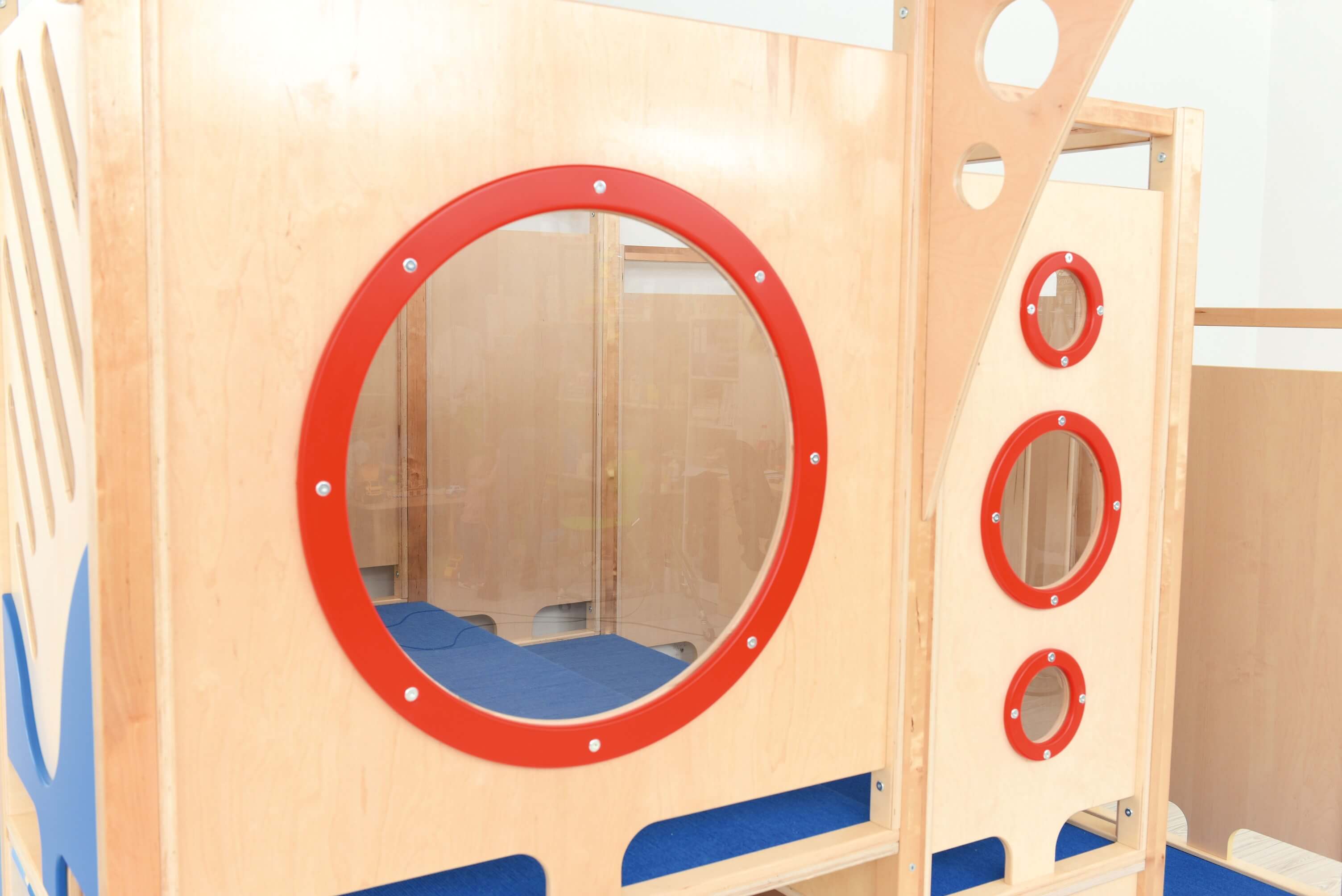 Kindergarten Spielburg Neptun Detailansicht Bullauge