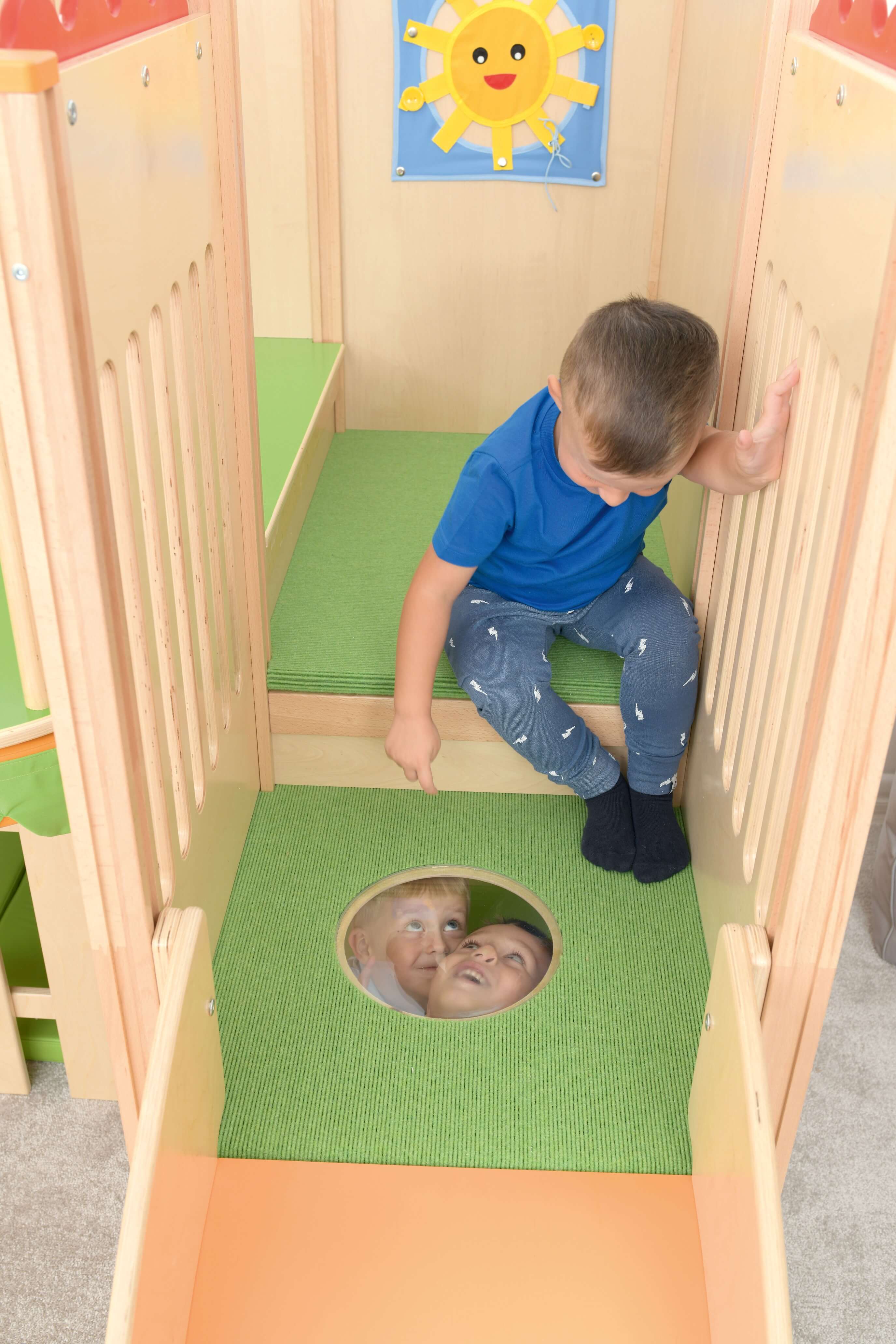 Kindergarten Spielecke Leo XL Kinder gucken durch Bodenfenster auf oberer Ebene