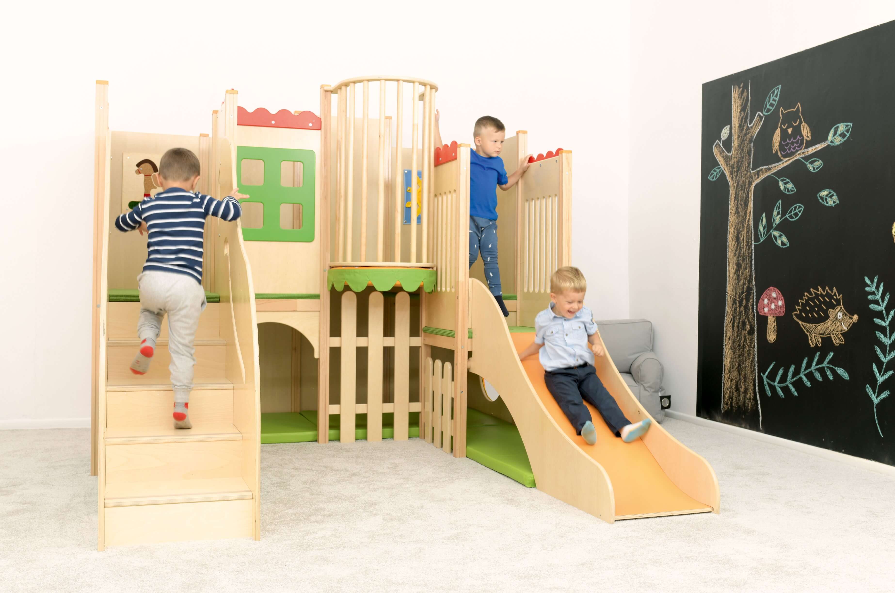 Kindergarten Spielecke Leo XL Kinder spielen im Gruppenraum