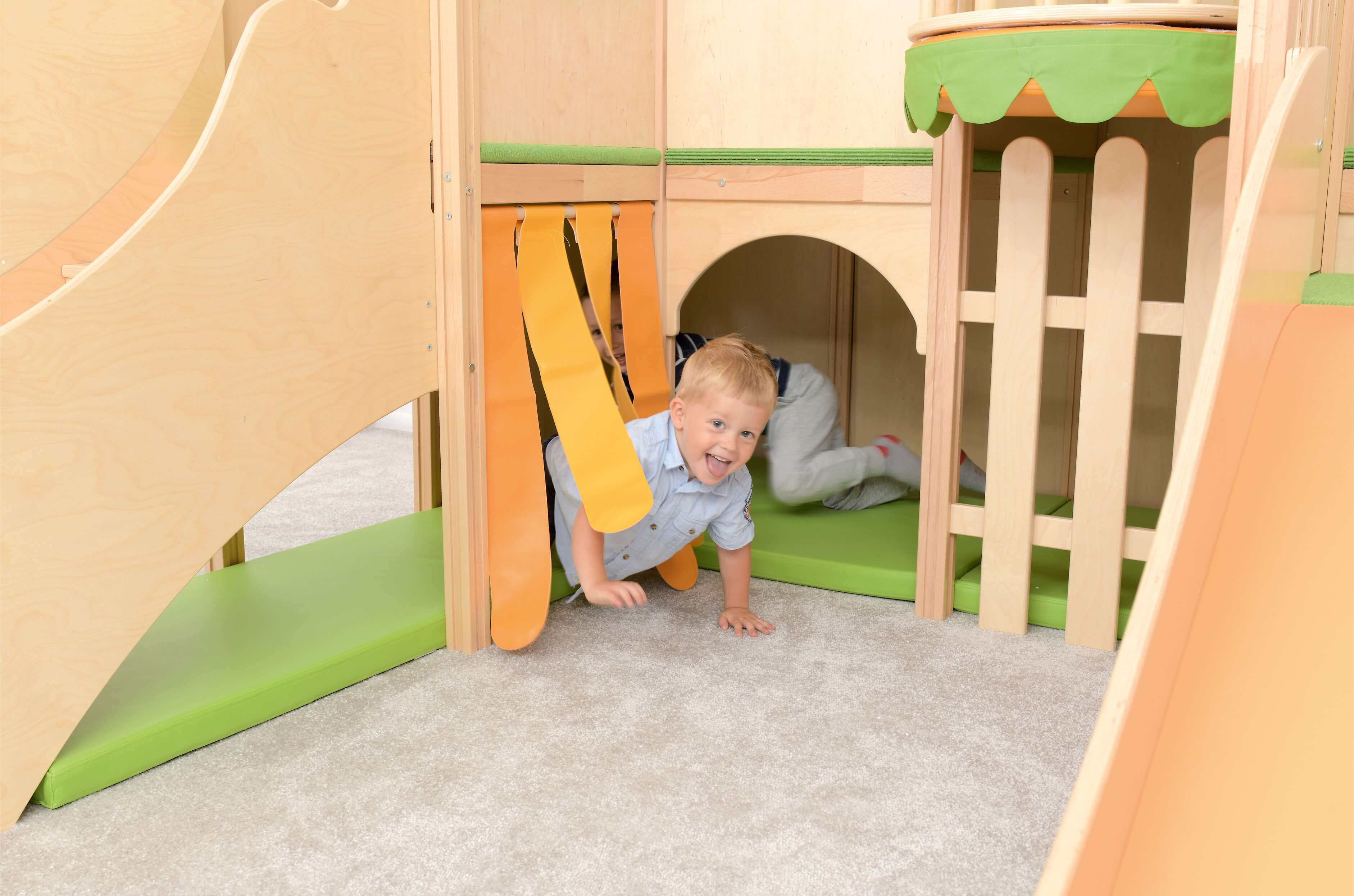 Kindergarten Spielecke Leo XL Kinder spielen im Krabbeltunnel