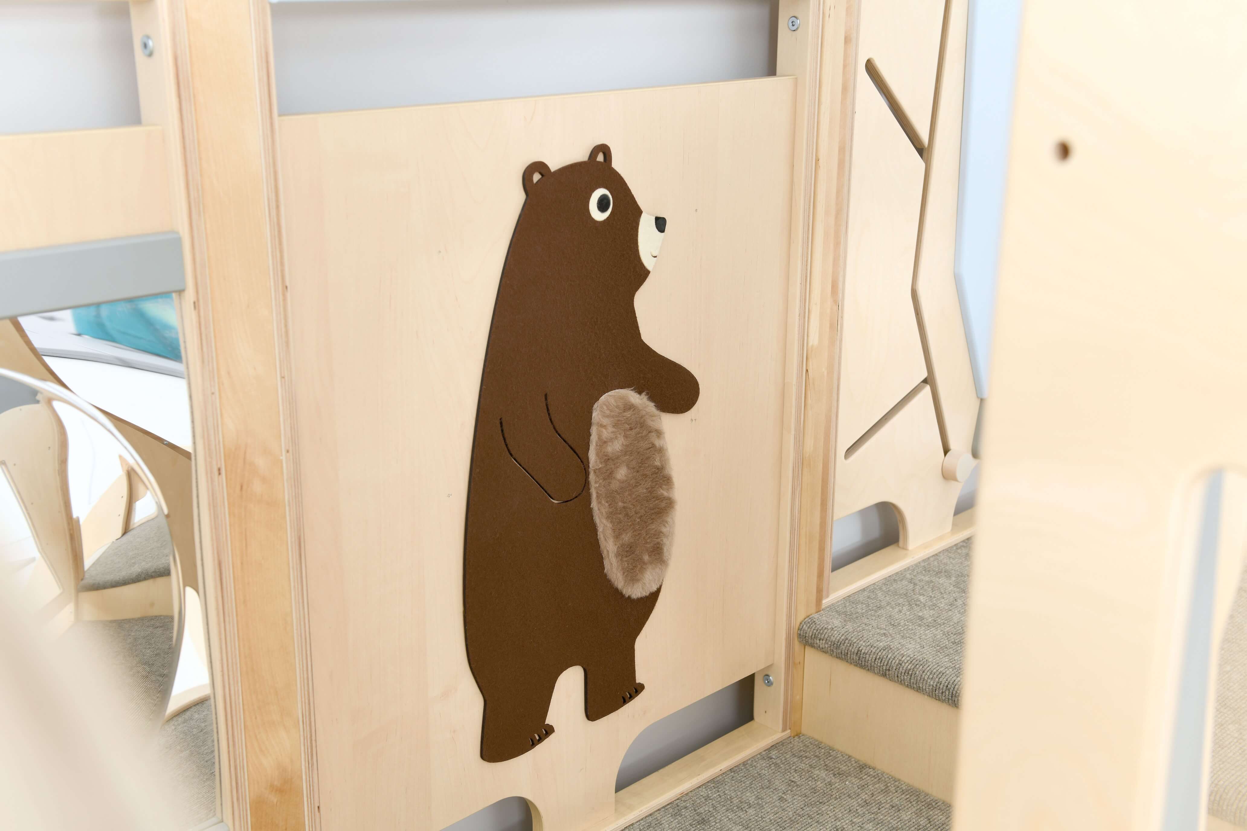 Kindergarten Spielpodest Alpenblick Detailansicht Applikation taktile Wahrnehmungsschulung