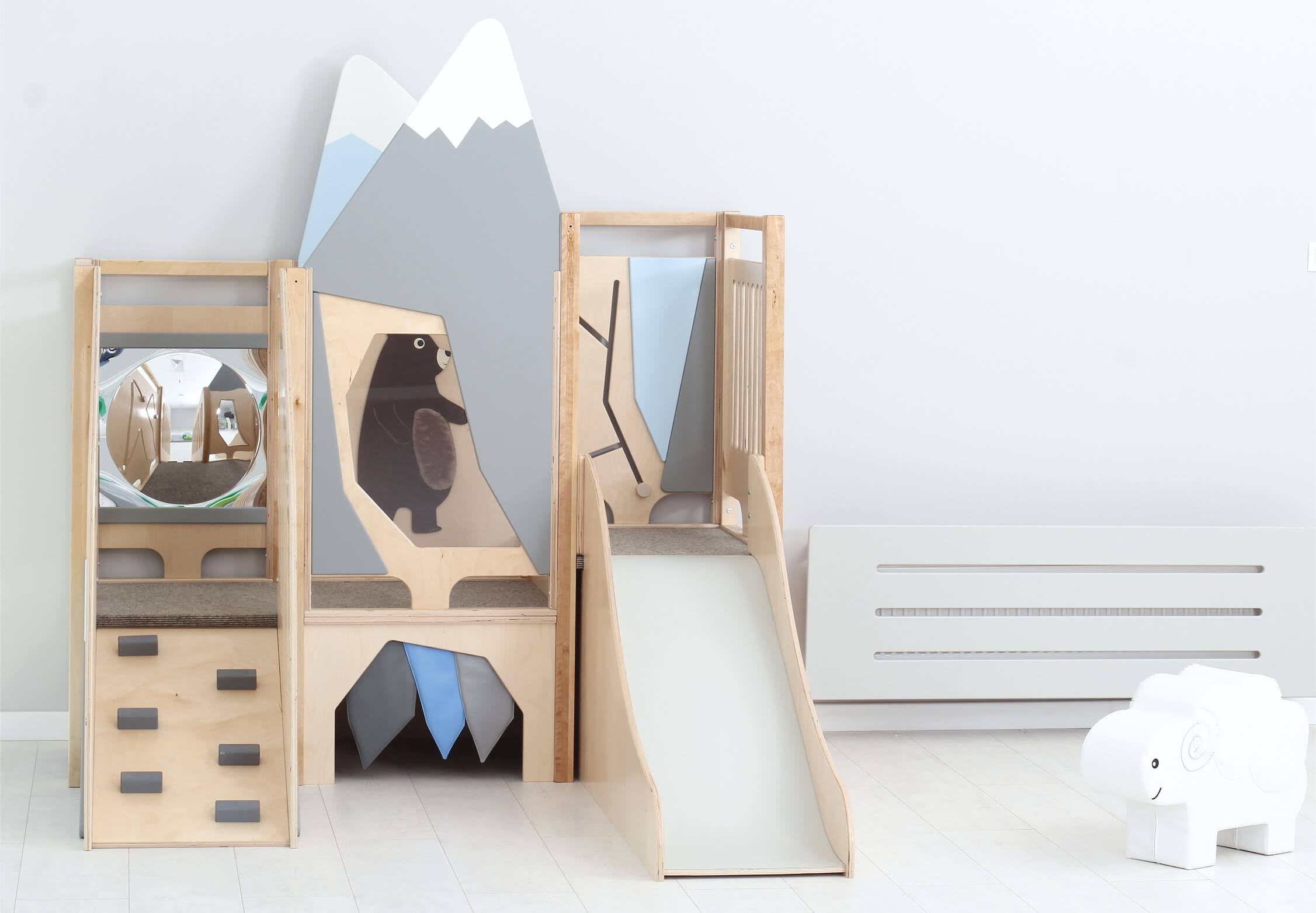 Kindergarten Spielpodest Alpenblick im Gruppenraum von vorne 2